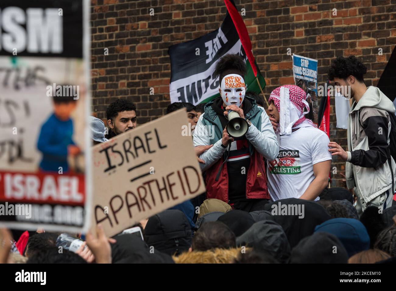 LONDON, VEREINIGTES KÖNIGREICH - 15. MAI 2021: Tausende Demonstranten versammeln sich vor der israelischen Botschaft, nachdem sie am 15. Mai 2021 aus dem Hyde Park im Zentrum von London aus gegen Luftangriffe auf Gaza und die Eskalation des Palästina-Israel-Konflikts in London, England, protestiert haben. Der Konflikt zwischen Israel und Palästina hat sich in den letzten Wochen verschärft, angetrieben durch die geplanten Vertreibungen palästinensischer Familien aus ihren Häusern durch jüdische Siedler im Scheich-Jarrah-Bezirk in Ostjerusalem und Zusammenstöße mit Sicherheitskräften in der Altstadt während des Ramadan. Was zum Austausch von Luftangriffen durch die Hamas und Th Stockfoto