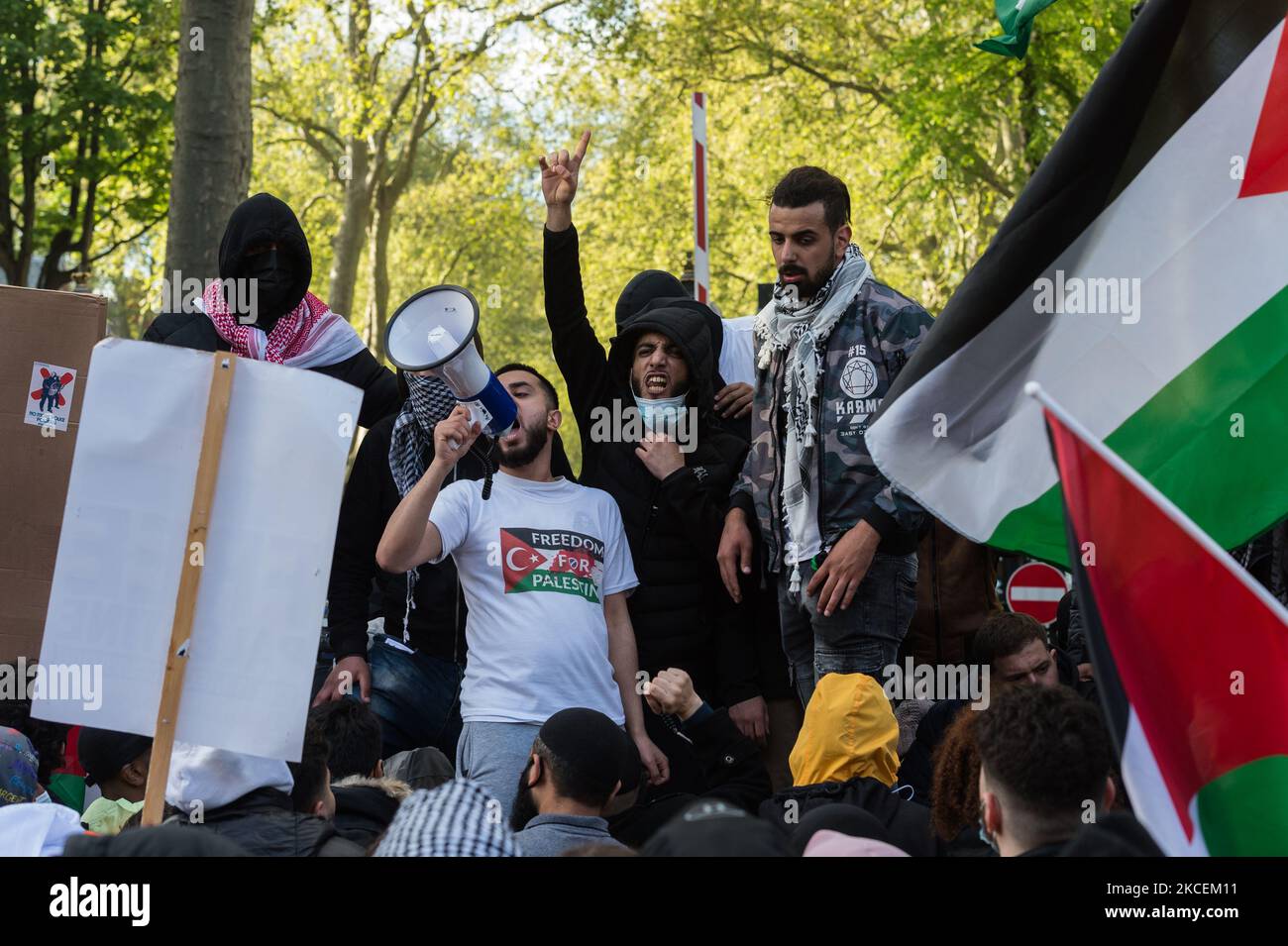 LONDON, VEREINIGTES KÖNIGREICH - 15. MAI 2021: Tausende Demonstranten versammeln sich vor der israelischen Botschaft, nachdem sie am 15. Mai 2021 aus dem Hyde Park im Zentrum von London aus gegen Luftangriffe auf Gaza und die Eskalation des Palästina-Israel-Konflikts in London, England, protestiert haben. Der Konflikt zwischen Israel und Palästina hat sich in den letzten Wochen verschärft, angetrieben durch die geplanten Vertreibungen palästinensischer Familien aus ihren Häusern durch jüdische Siedler im Scheich-Jarrah-Bezirk in Ostjerusalem und Zusammenstöße mit Sicherheitskräften in der Altstadt während des Ramadan. Was zum Austausch von Luftangriffen durch die Hamas und Th Stockfoto