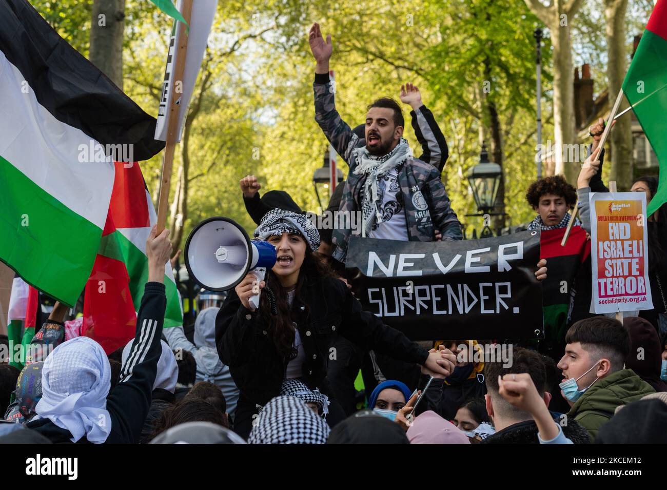 LONDON, VEREINIGTES KÖNIGREICH - 15. MAI 2021: Tausende Demonstranten versammeln sich vor der israelischen Botschaft, nachdem sie am 15. Mai 2021 aus dem Hyde Park im Zentrum von London aus gegen Luftangriffe auf Gaza und die Eskalation des Palästina-Israel-Konflikts in London, England, protestiert haben. Der Konflikt zwischen Israel und Palästina hat sich in den letzten Wochen verschärft, angetrieben durch die geplanten Vertreibungen palästinensischer Familien aus ihren Häusern durch jüdische Siedler im Scheich-Jarrah-Bezirk in Ostjerusalem und Zusammenstöße mit Sicherheitskräften in der Altstadt während des Ramadan. Was zum Austausch von Luftangriffen durch die Hamas und Th Stockfoto