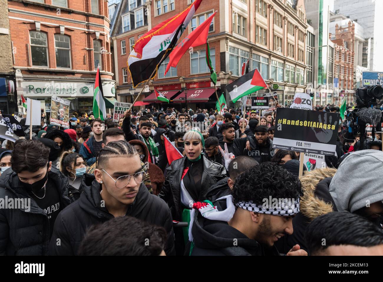 LONDON, VEREINIGTES KÖNIGREICH - 15. MAI 2021: Tausende Demonstranten versammeln sich vor der israelischen Botschaft, nachdem sie am 15. Mai 2021 aus dem Hyde Park im Zentrum von London aus gegen Luftangriffe auf Gaza und die Eskalation des Palästina-Israel-Konflikts in London, England, protestiert haben. Der Konflikt zwischen Israel und Palästina hat sich in den letzten Wochen verschärft, angetrieben durch die geplanten Vertreibungen palästinensischer Familien aus ihren Häusern durch jüdische Siedler im Scheich-Jarrah-Bezirk in Ostjerusalem und Zusammenstöße mit Sicherheitskräften in der Altstadt während des Ramadan. Was zum Austausch von Luftangriffen durch die Hamas und Th Stockfoto