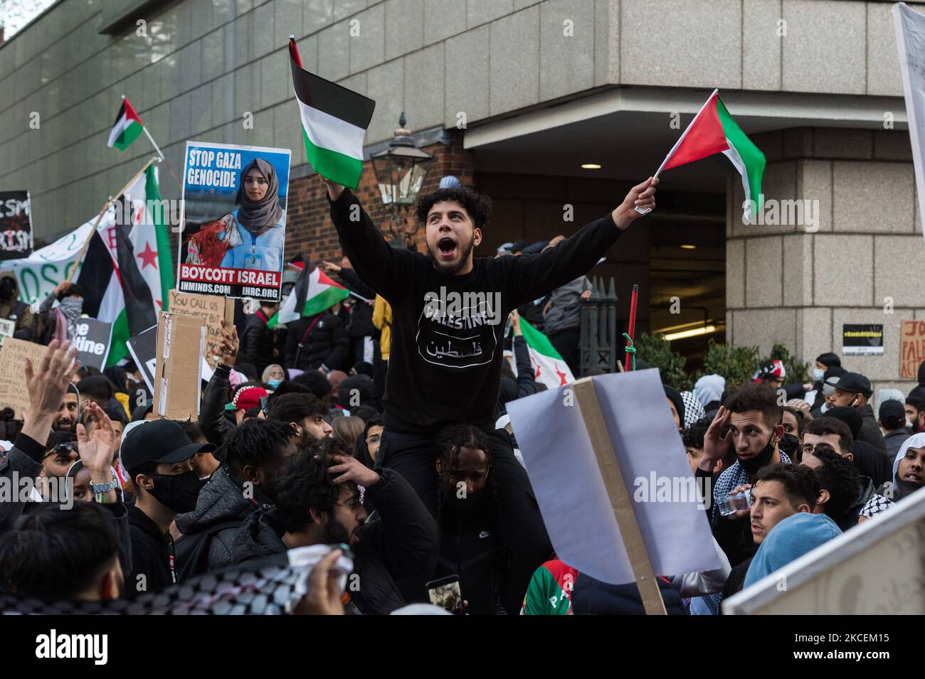 LONDON, VEREINIGTES KÖNIGREICH - 15. MAI 2021: Tausende Demonstranten versammeln sich vor der israelischen Botschaft, nachdem sie am 15. Mai 2021 aus dem Hyde Park im Zentrum von London aus gegen Luftangriffe auf Gaza und die Eskalation des Palästina-Israel-Konflikts in London, England, protestiert haben. Der Konflikt zwischen Israel und Palästina hat sich in den letzten Wochen verschärft, angetrieben durch die geplanten Vertreibungen palästinensischer Familien aus ihren Häusern durch jüdische Siedler im Scheich-Jarrah-Bezirk in Ostjerusalem und Zusammenstöße mit Sicherheitskräften in der Altstadt während des Ramadan. Was zum Austausch von Luftangriffen durch die Hamas und Th Stockfoto