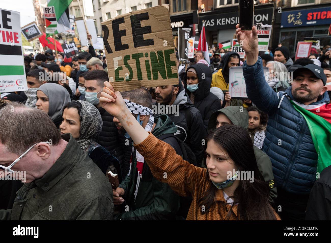 LONDON, VEREINIGTES KÖNIGREICH - 15. MAI 2021: Tausende Demonstranten versammeln sich vor der israelischen Botschaft, nachdem sie am 15. Mai 2021 aus dem Hyde Park im Zentrum von London aus gegen Luftangriffe auf Gaza und die Eskalation des Palästina-Israel-Konflikts in London, England, protestiert haben. Der Konflikt zwischen Israel und Palästina hat sich in den letzten Wochen verschärft, angetrieben durch die geplanten Vertreibungen palästinensischer Familien aus ihren Häusern durch jüdische Siedler im Scheich-Jarrah-Bezirk in Ostjerusalem und Zusammenstöße mit Sicherheitskräften in der Altstadt während des Ramadan. Was zum Austausch von Luftangriffen durch die Hamas und Th Stockfoto