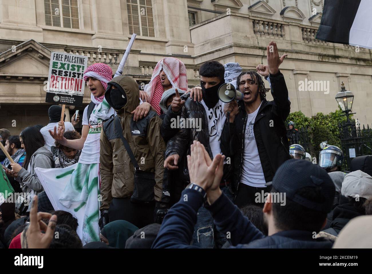 LONDON, VEREINIGTES KÖNIGREICH - 15. MAI 2021: Tausende Demonstranten versammeln sich vor der israelischen Botschaft, nachdem sie am 15. Mai 2021 aus dem Hyde Park im Zentrum von London aus gegen Luftangriffe auf Gaza und die Eskalation des Palästina-Israel-Konflikts in London, England, protestiert haben. Der Konflikt zwischen Israel und Palästina hat sich in den letzten Wochen verschärft, angetrieben durch die geplanten Vertreibungen palästinensischer Familien aus ihren Häusern durch jüdische Siedler im Scheich-Jarrah-Bezirk in Ostjerusalem und Zusammenstöße mit Sicherheitskräften in der Altstadt während des Ramadan. Was zum Austausch von Luftangriffen durch die Hamas und Th Stockfoto