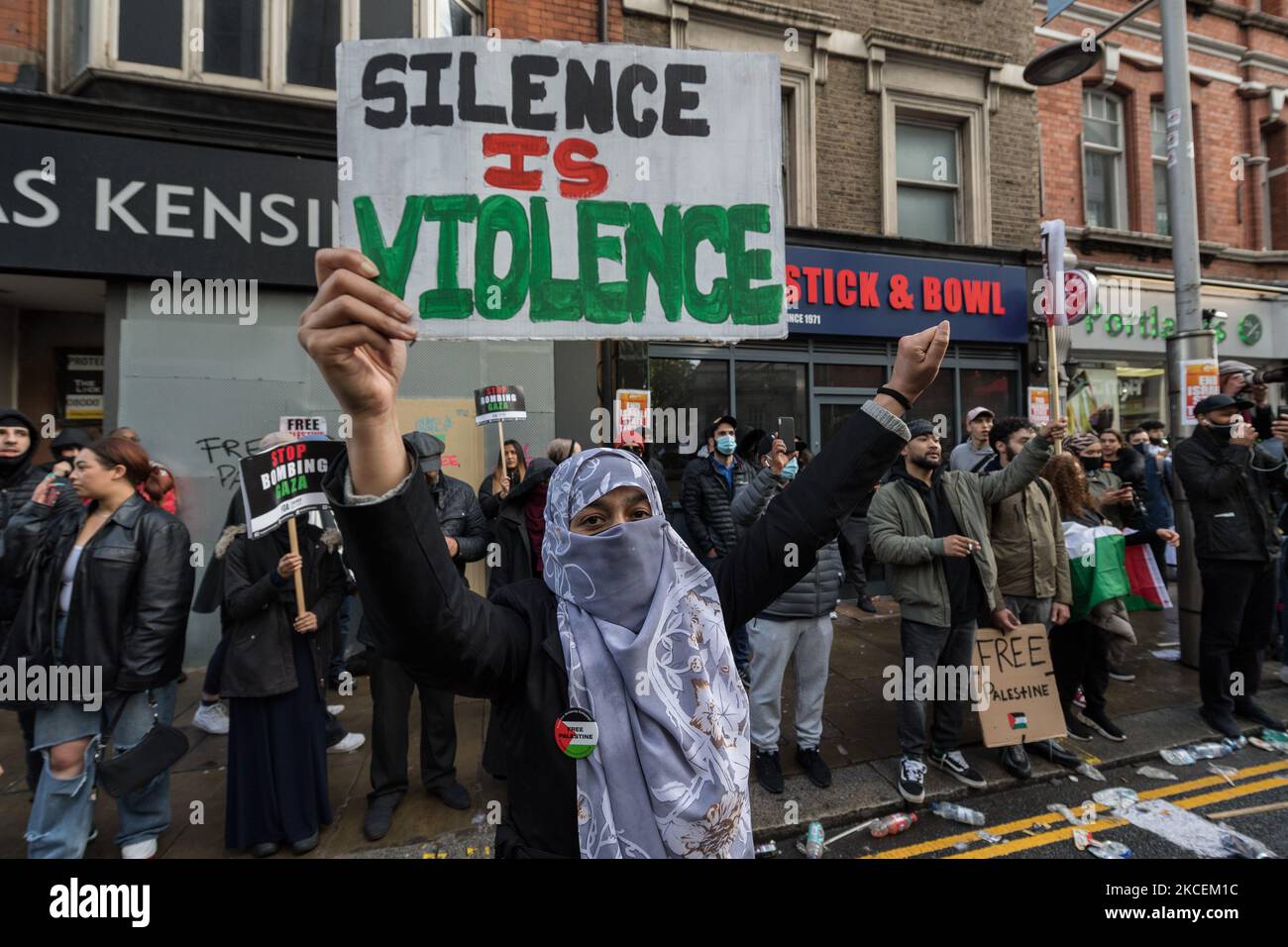 LONDON, VEREINIGTES KÖNIGREICH - 15. MAI 2021: Tausende Demonstranten versammeln sich vor der israelischen Botschaft, nachdem sie am 15. Mai 2021 aus dem Hyde Park im Zentrum von London aus gegen Luftangriffe auf Gaza und die Eskalation des Palästina-Israel-Konflikts in London, England, protestiert haben. Der Konflikt zwischen Israel und Palästina hat sich in den letzten Wochen verschärft, angetrieben durch die geplanten Vertreibungen palästinensischer Familien aus ihren Häusern durch jüdische Siedler im Scheich-Jarrah-Bezirk in Ostjerusalem und Zusammenstöße mit Sicherheitskräften in der Altstadt während des Ramadan. Was zum Austausch von Luftangriffen durch die Hamas und Th Stockfoto