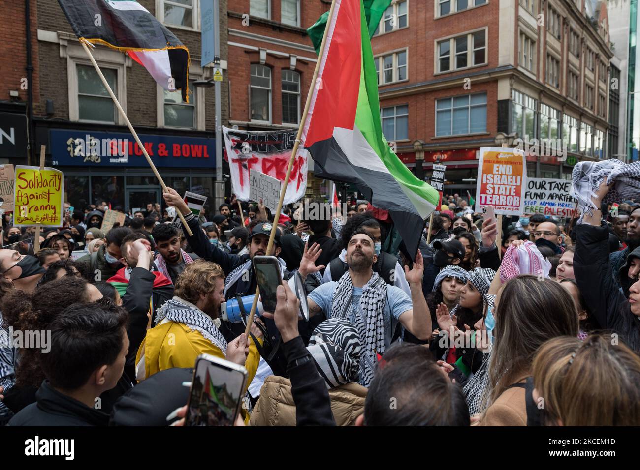 LONDON, VEREINIGTES KÖNIGREICH - 15. MAI 2021: Tausende Demonstranten versammeln sich vor der israelischen Botschaft, nachdem sie am 15. Mai 2021 aus dem Hyde Park im Zentrum von London aus gegen Luftangriffe auf Gaza und die Eskalation des Palästina-Israel-Konflikts in London, England, protestiert haben. Der Konflikt zwischen Israel und Palästina hat sich in den letzten Wochen verschärft, angetrieben durch die geplanten Vertreibungen palästinensischer Familien aus ihren Häusern durch jüdische Siedler im Scheich-Jarrah-Bezirk in Ostjerusalem und Zusammenstöße mit Sicherheitskräften in der Altstadt während des Ramadan. Was zum Austausch von Luftangriffen durch die Hamas und Th Stockfoto