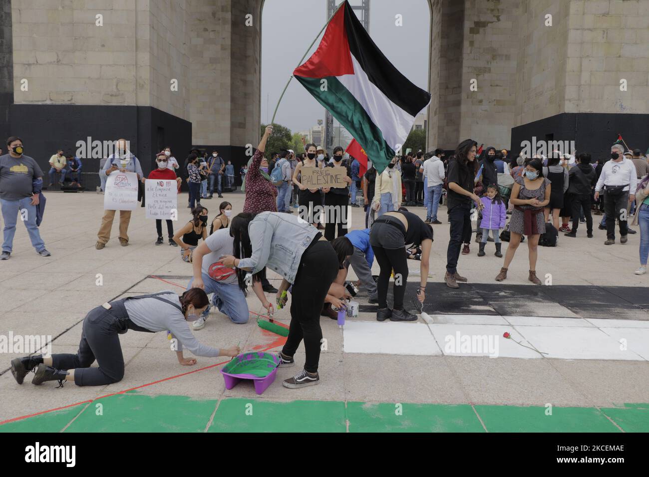 Menschenrechtsorganisationen protestieren und malen eine palästinensische Flagge unter dem Denkmal für die Revolution in Mexiko-Stadt, um gegen die Bombardierungen zu demonstrieren, die die israelische Armee seit den letzten Tagen gegen die palästinensischen Gebiete im Gazastreifen verübt hat.am 15. Mai 2021 in Mexiko-Stadt, Mexiko. (Foto von Gerardo Vieyra/NurPhoto) Stockfoto