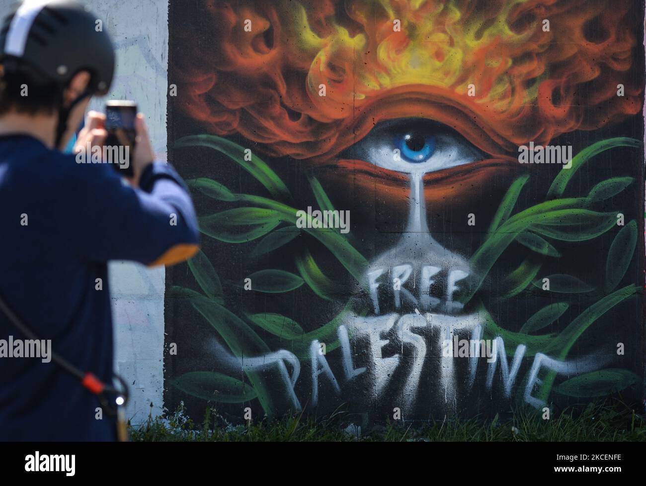 Ein Mann fotografiert ein neues Wandbild 'Free Palestine' von Estenio Naum, einem italienischen Künstler, der in Dublin lebt und auch als ESTENISMO bekannt ist. Am Sonntag, den 16. Mai 2021, in Dublin, Irland. (Foto von Artur Widak/NurPhoto) Stockfoto