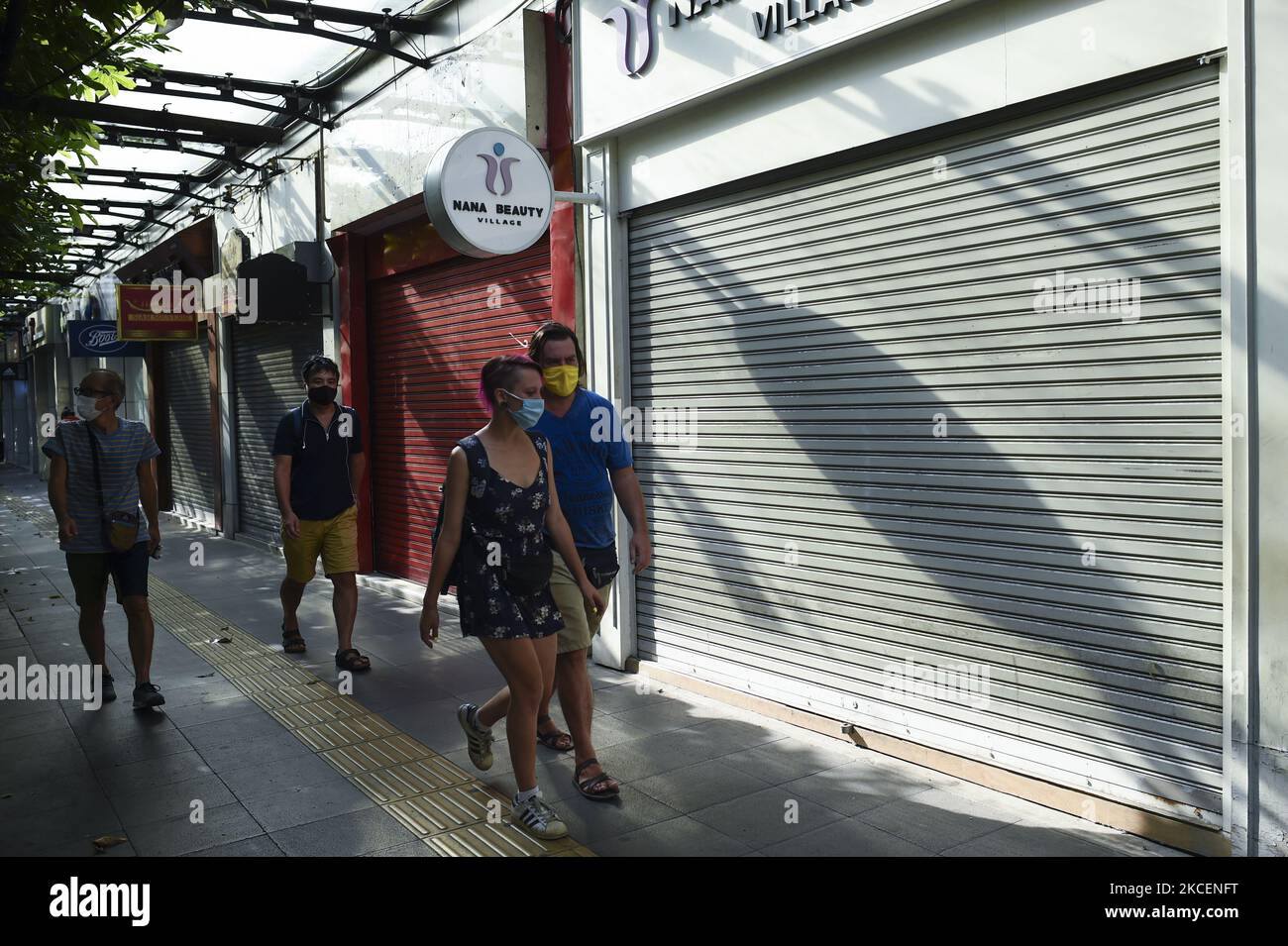 Menschen mit Gesichtsmasken gehen inmitten der neuen Welle der COVID-19-Coronavirus-Pandemie in Bangkok, Thailand, 16. Mai 2021, auf die Straße. (Foto von Anusak Laowias/NurPhoto) Stockfoto