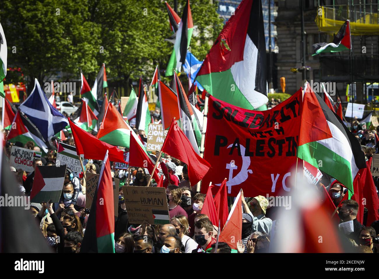 Demonstranten zeigen ihre Unterstützung für Palästina während einer Demonstration gegen staatliche Gewalt am 16. Mai 2021 auf dem George Square in Glasgow, Schottland. Die Spannungen in Jerusalem haben zu grenzüberschreitenden Luftangriffen zwischen Israel und Aktivisten in Gaza geführt. (Foto von Ewan Bootman/NurPhoto) Stockfoto