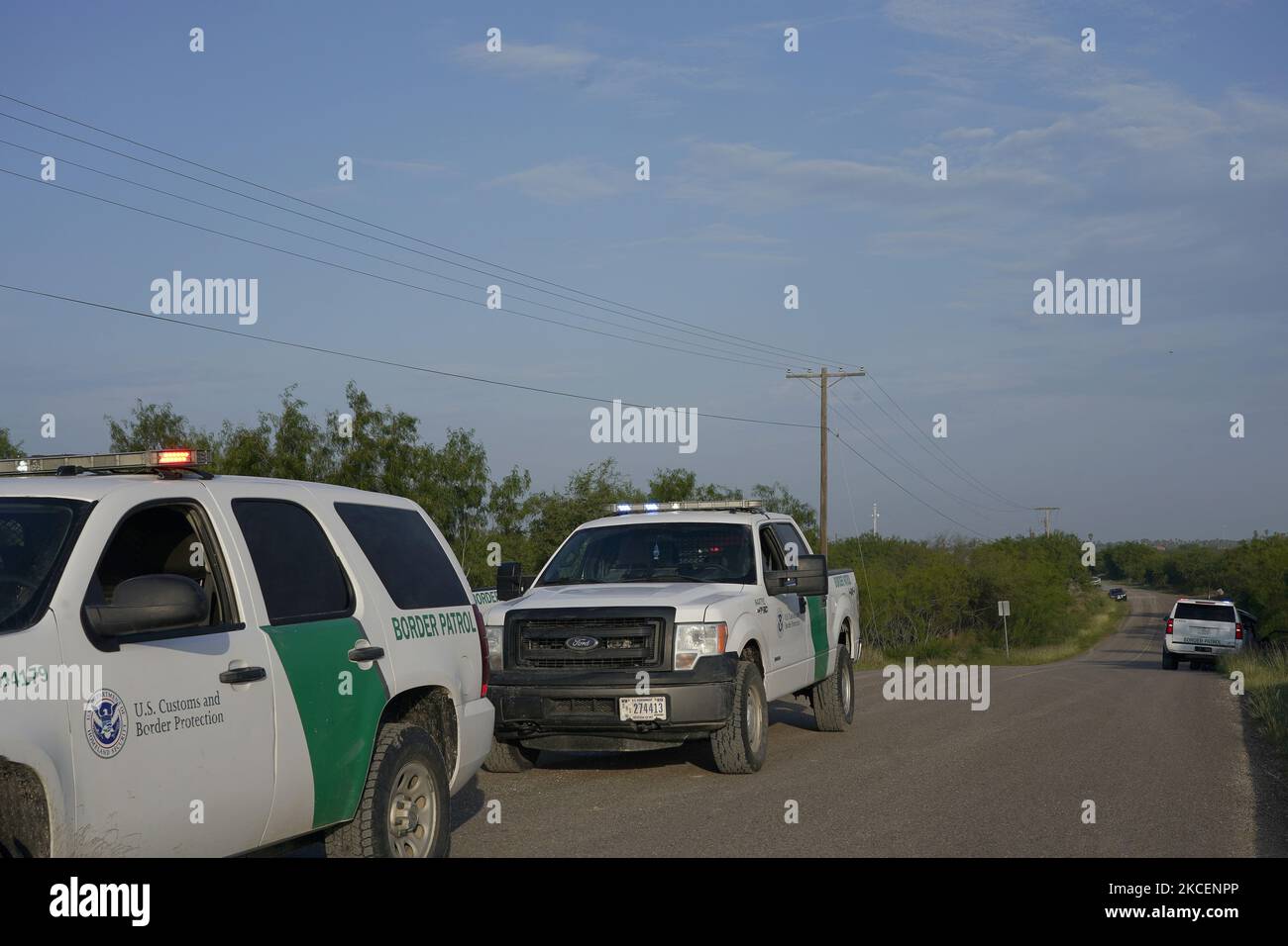 US-Grenzschutzfahrzeuge werden in einem Einsatzgebiet gesehen, in dem undokumentierte Migranten verarbeitet und am 16. Mai 2021 in ein nahe gelegenes Gefangenenlager in La Joya, Texas, USA, transportiert werden. Nach inoffiziellen Schätzungen sind seit Februar 2021 rund 200.000 Migranten entlang der südlichen Grenze in die Vereinigten Staaten eingedrangen. (Foto von John Lamparski/NurPhoto) Stockfoto