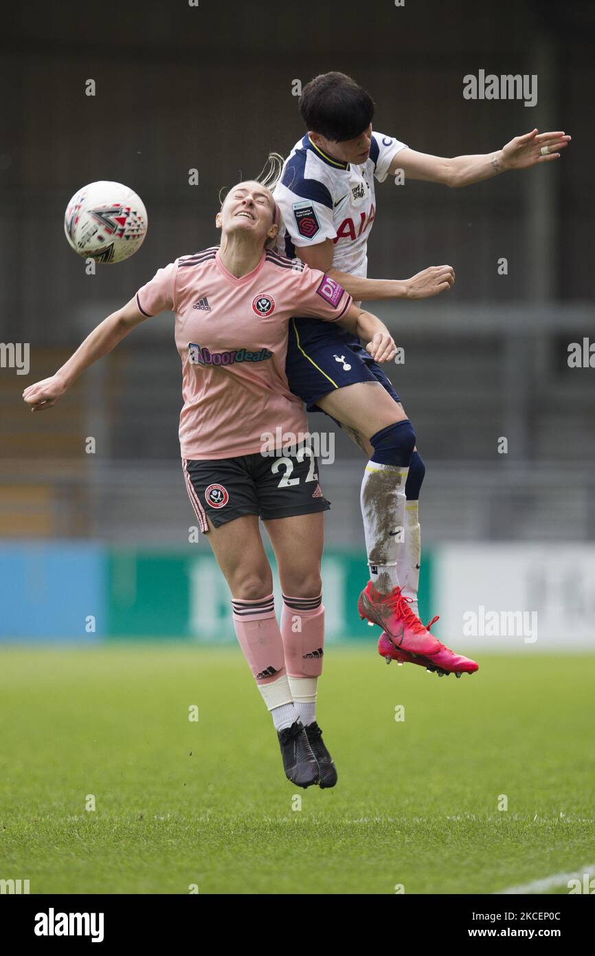 Ashleigh Neville (Tottenham) und Ocean Rolandsen (Sheffield) kämpfen während des FA Womens Cup 2020-21 zwischen Tottenham Hotspur und Sheffield United am 16. Mai 2021 in Barnett, England, um den Ball. (Foto von Federico Guerra Moran/NurPhoto) Stockfoto