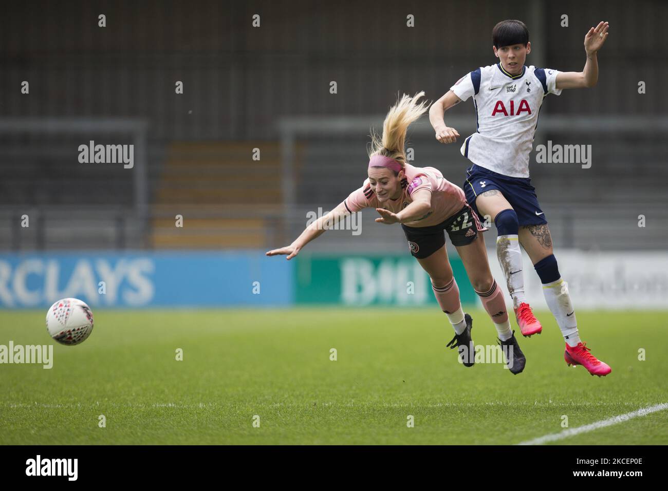 Ashleigh Neville (Tottenham) und Ocean Rolandsen (Sheffield) kämpfen während des FA Womens Cup 2020-21 zwischen Tottenham Hotspur und Sheffield United am 16. Mai 2021 in Barnett, England, um den Ball. (Foto von Federico Guerra Moran/NurPhoto) Stockfoto