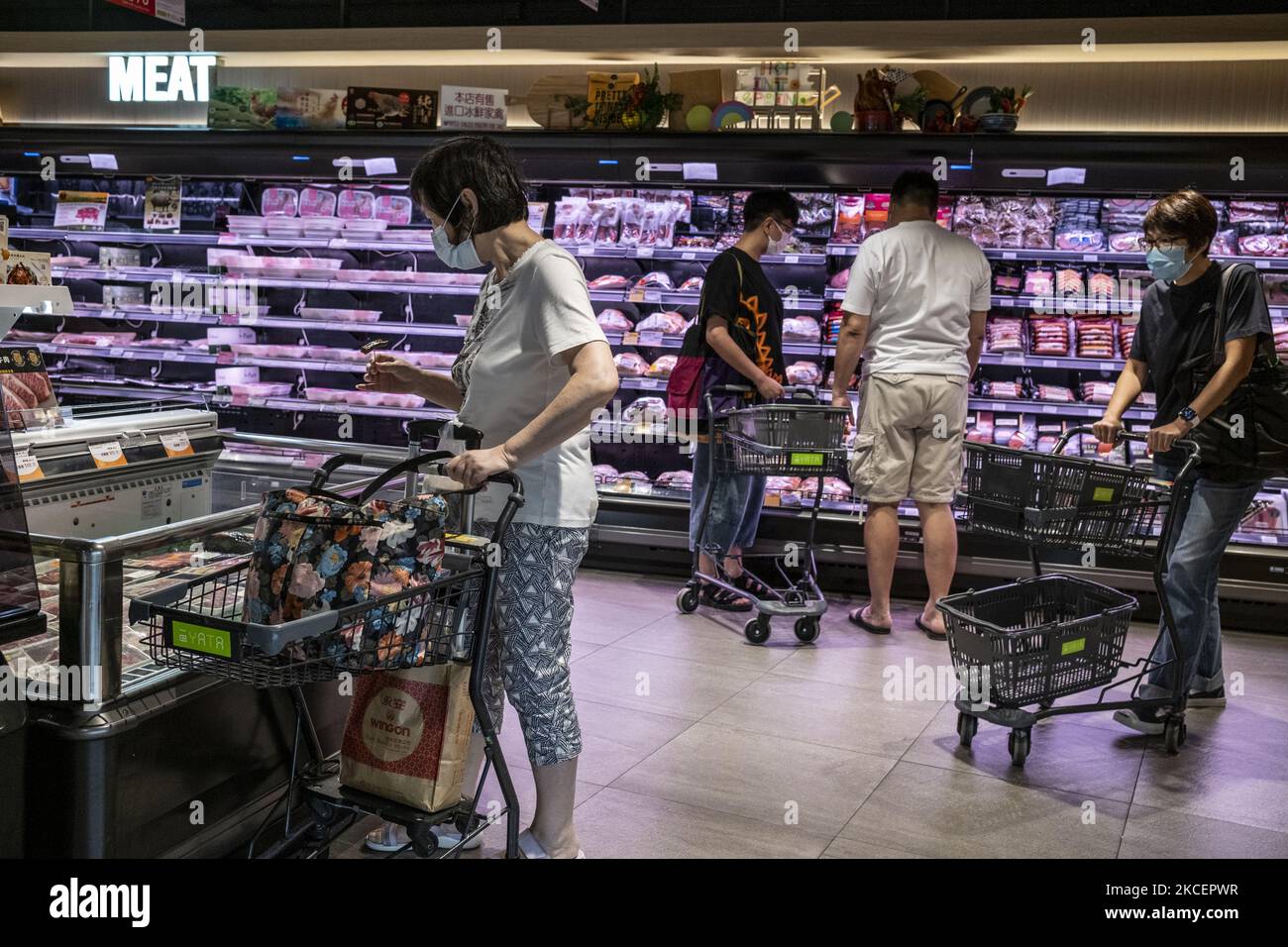 Menschen mit Gesichtsmasken durchstöbern Waren in einem Einkaufszentrum in Hongkong, Donnerstag, 13. Mai 2021. (Foto von Vernon Yuen/NurPhoto) Stockfoto