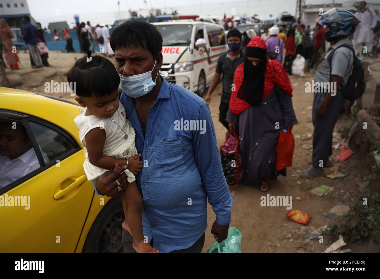 Auf der Fähre versammeln sich Massen von Migranten, die nach dem muslimischen Fest Eid-ul-Fitr am Fährhafen Shimulia in der Nähe von Dhaka, Bangladesch, am 16. Mai 2021 von zu Hause zurückkehren. Eine große Anzahl von Menschen, die im südlichen Teil von Bangladesch leben, reisen mit der Fähre, ohne die COVID-Gesundheitssicherheit in diesem Jahr aufrechtzuerhalten. (Foto von Syed Mahamudur Rahman/NurPhoto) Stockfoto