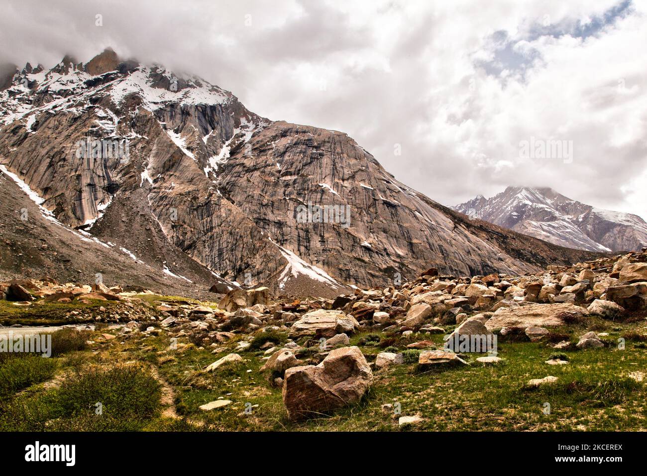 Prächtig geformte Gipfel des Himalaya in der Nähe des Panzila-Passes (Panjila-Pass) im Suru-Tal in Zanskar, Ladakh, Jammu und Kaschmir, Indien. Der Panzilla Pass ist der höchste Punkt zwischen Kargil und Padam. Der Panzilla-Pass trennt das Suru-Tal vom Zanskar-Tal. (Foto von Creative Touch Imaging Ltd./NurPhoto) Stockfoto