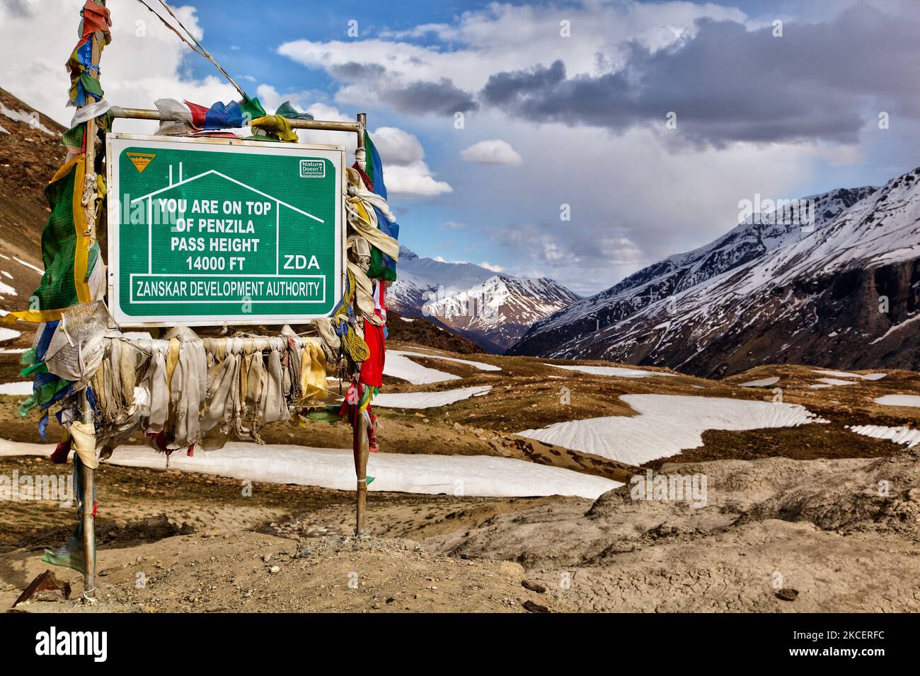 Schild an der Spitze des Panzila-Passes (Panjila-Pass) im Suru-Tal in Zanskar, Ladakh, Jammu und Kaschmir, Indien. Der Panzilla Pass ist der höchste Punkt zwischen Kargil und Padam. Der Panzilla-Pass trennt das Suru-Tal vom Zanskar-Tal und ist als Tor zu Zanskar bekannt. Der Panzila Pass liegt auf einer Höhe von 4.400 m (14.436 ft) über dem Meeresspiegel und verbindet die Region Suru Valley mit der Region Zanskar Valley. (Foto von Creative Touch Imaging Ltd./NurPhoto) Stockfoto