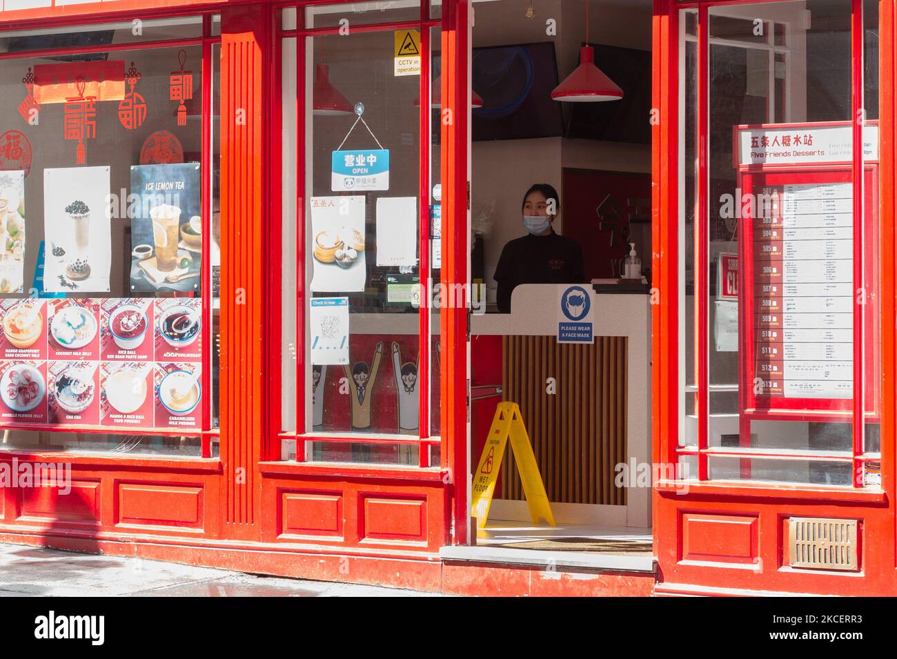 LONDON, VEREINIGTES KÖNIGREICH - 17. MAI 2021: Ein Saff-Mitglied wartet am 17. Mai 2021 in London auf Kunden in einem Restaurant in Chinatown, während England zu Schritt 3 zur Lockerung der Coronavirus-Beschränkungen wechselt. Ab heute dürfen Hallen- und Unterhaltungseinrichtungen wieder geöffnet werden, sechs Personen oder zwei Haushalte können sich in Innenräumen treffen und internationale Reisen ohne Quarantäneantritt in 12 grüne Liste-Länder durchführen, Es bestehen jedoch Bedenken, dass der Anstieg der Fälle der indischen Covid-Variante die vierte Stufe der Lockerung am 21. Juni verzögern könnte. (Foto von Wiktor Szymanowicz/NurPhoto) Stockfoto