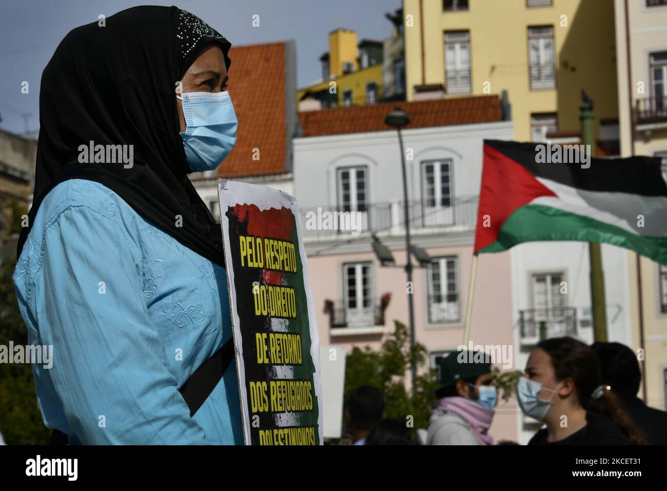 Ein Demonstrator trägt ein Plakat zur Unterstützung Palästinas während einer Kundgebung in Lissabon. 17.Mai 2021. Der Portugiesische Rat für Frieden und Zusammenarbeit (CPPC), die Bewegung für die Rechte des palästinensischen Volkes und für Frieden im Nahen Osten (MPPM) und der Allgemeine Gewerkschaftsbund der portugiesischen Arbeitnehmer – Nationale Gewerkschaft (CGTP-IN) organisierten die Aktion „Solidarität mit Palästina: Stoppt die Aggression, stoppt die Besatzung! Auf dem Martim Moniz Platz in der portugiesischen Hauptstadt. (Foto von Jorge Mantilla/NurPhoto) Stockfoto