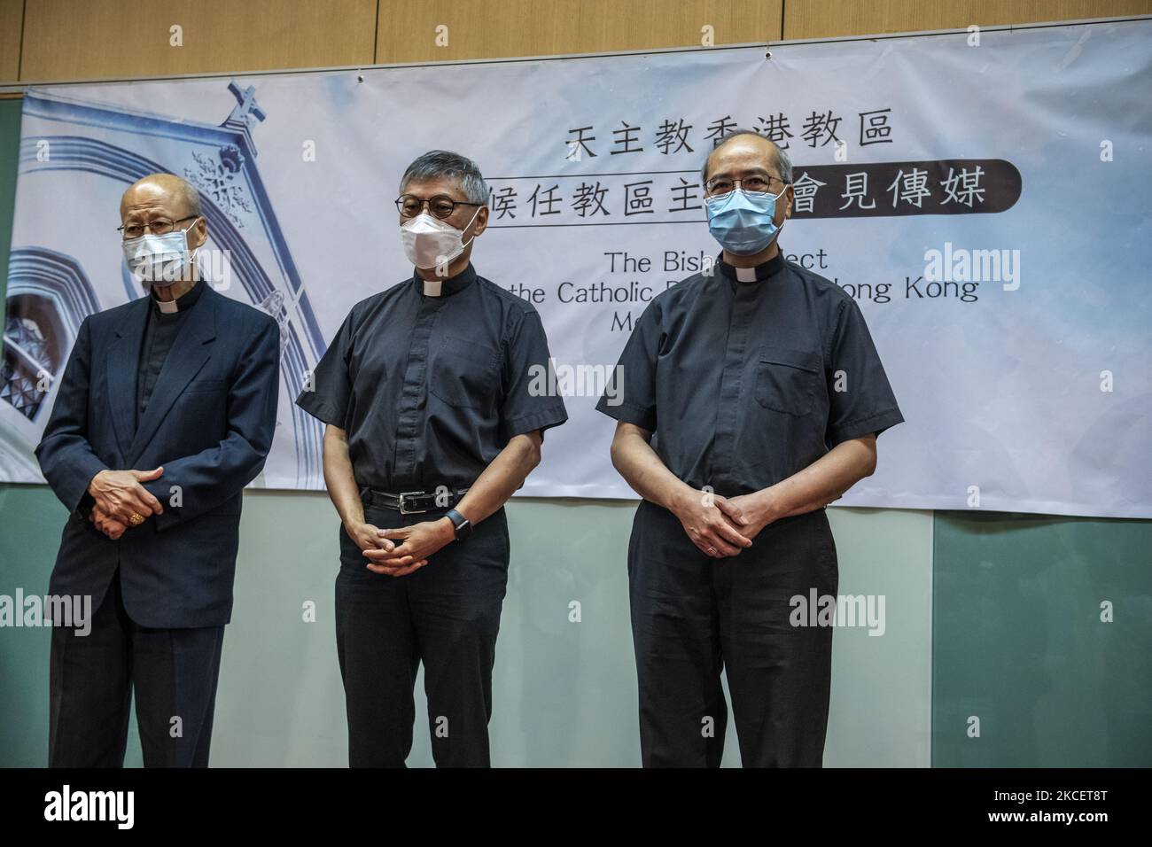 Von links nach rechts posieren Kardinal John Tong Hon, neuer Vatikan-Beauftragter als Hongkongs Bischof Stephen Chow, Bischof Joseph ha Cho-shing, nach einer Pressekonferenz in Hongkong am Dienstag, den 18. Mai 2021, für ein Foto. Der 62-Jährige ist der jüngste Priester, der zum Bischof von Hongkong ernannt wurde seit dem Beginn der Ernennung chinesischer Bischöfe in der Stadt sind die Katholiken Hongkongs seit mehr als zwei Jahren ohne einen ständigen Führer. (Foto von Vernon Yuen/NurPhoto) Stockfoto