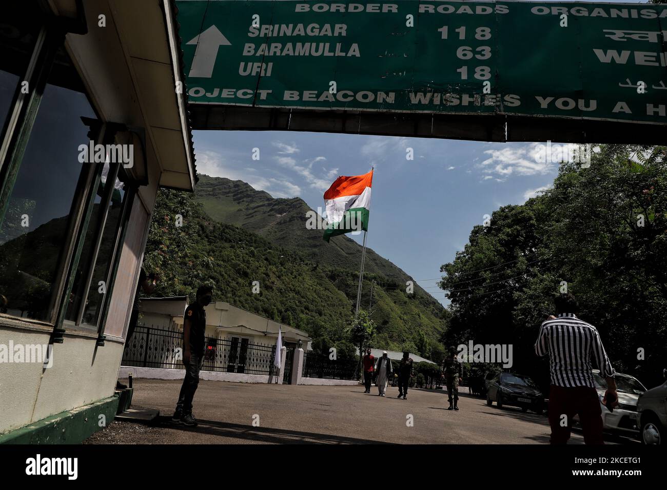 Die indische Armee installierte am 18. Mai 2021 eine 60 Meter lange indische Nationalflagge (Tri-Color) auf der Loc in der Nähe der Aman Setu Brücke im URI-Sektor der Distrikte Baramulla, Jammu und Kaschmir, Indien. Indiaâ € „Pakistan Beziehungen beziehen sich auf die bilateralen Beziehungen zwischen Indien und Pakistan. Die Beziehungen zwischen den beiden Ländern waren aufgrund einer Reihe historischer und politischer Ereignisse komplex und weitgehend feindselig. Die Beziehungen zwischen den beiden Staaten wurden durch die gewaltsame Teilung Britisch-Indiens im Jahr 1947, die den Kaschmir-Konflikt ausführte, und die zahlreichen militärischen Konflikte zwischen den beiden Staaten definiert Stockfoto