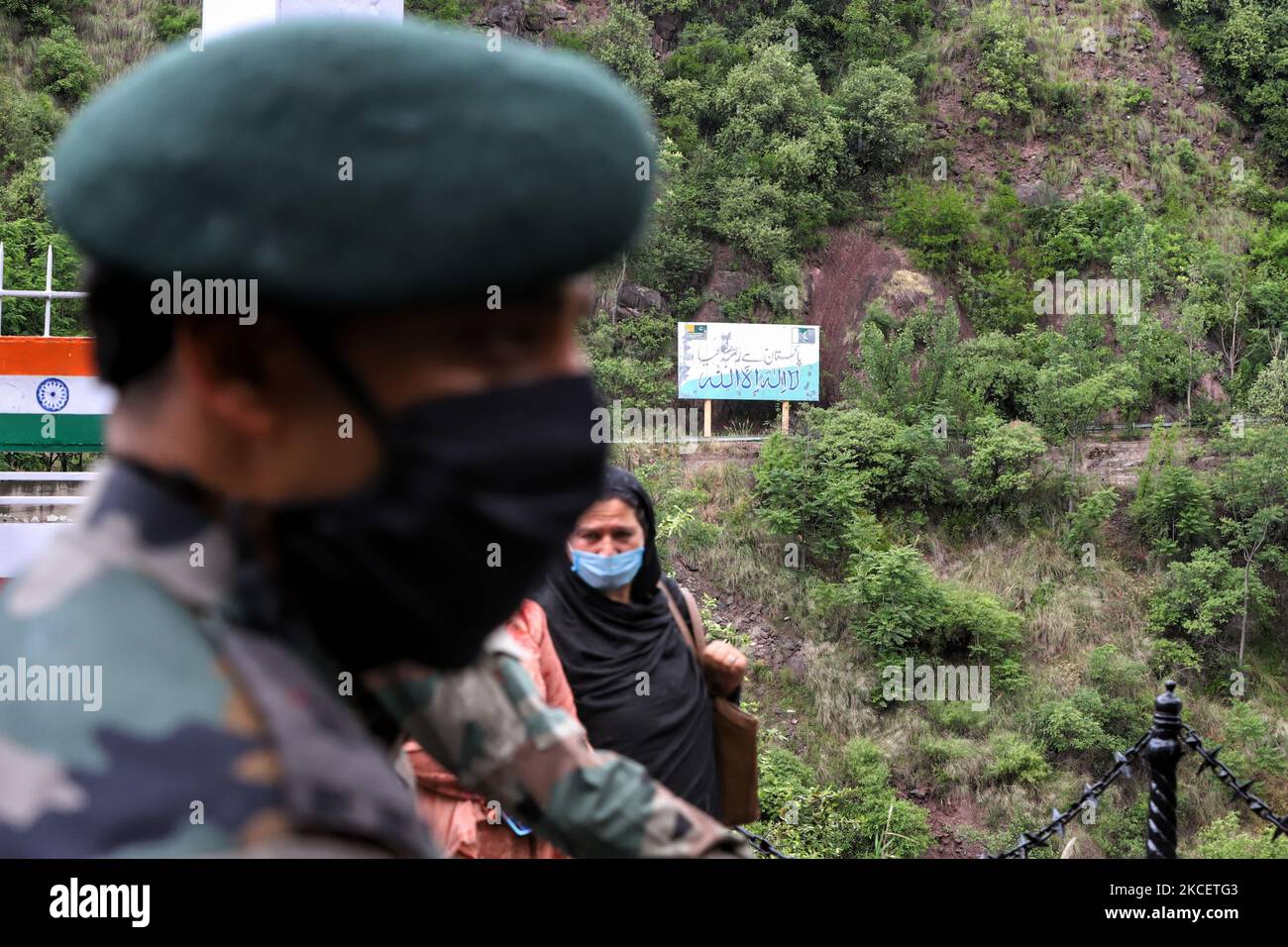 Am 18. Mai 2021 steht ein indischer Offizier in der Nähe der Aman Setu-Brücke auf Loc im URI-Sektor des Distrikts Baramulla, Jammu und Kaschmir, Indien. Indiaâ € „Pakistan Beziehungen beziehen sich auf die bilateralen Beziehungen zwischen Indien und Pakistan. Die Beziehungen zwischen den beiden Ländern waren aufgrund einer Reihe historischer und politischer Ereignisse komplex und weitgehend feindselig. Die Beziehungen zwischen den beiden Staaten wurden durch die gewaltsame Teilung Britisch-Indiens im Jahr 1947, die den Kaschmir-Konflikt ausführte, und die zahlreichen militärischen Konflikte zwischen den beiden Nationen definiert. Folglich hat ihre Beziehung Stockfoto