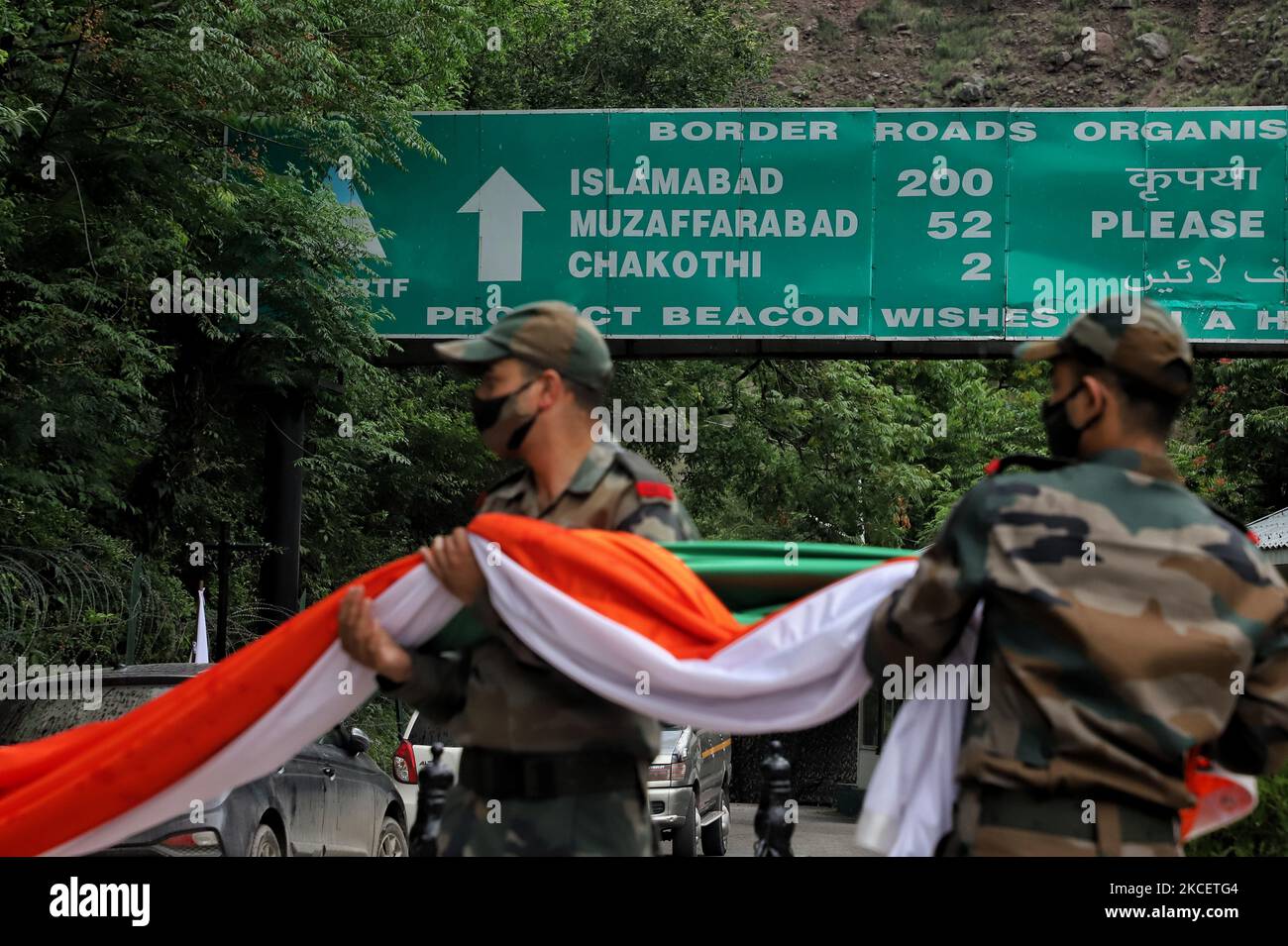 Indische Armee bereitet sich darauf vor, am 18. Mai 2021 eine 60 Fuß lange indische Nationalflagge (dreifarbig) auf der Loc in der Nähe der Aman Setu Brücke im URI-Sektor des Distrikts Baramulla, Jammu und Kaschmir, Indien, zu installieren. Indiaâ € „Pakistan Beziehungen beziehen sich auf die bilateralen Beziehungen zwischen Indien und Pakistan. Die Beziehungen zwischen den beiden Ländern waren aufgrund einer Reihe historischer und politischer Ereignisse komplex und weitgehend feindselig. Die Beziehungen zwischen den beiden Staaten wurden durch die gewaltsame Teilung Britisch-Indiens im Jahr 1947, die den Kaschmir-Konflikt ausführte, und die zahlreichen militärischen Konflikte zwischen den beiden Staaten definiert Stockfoto