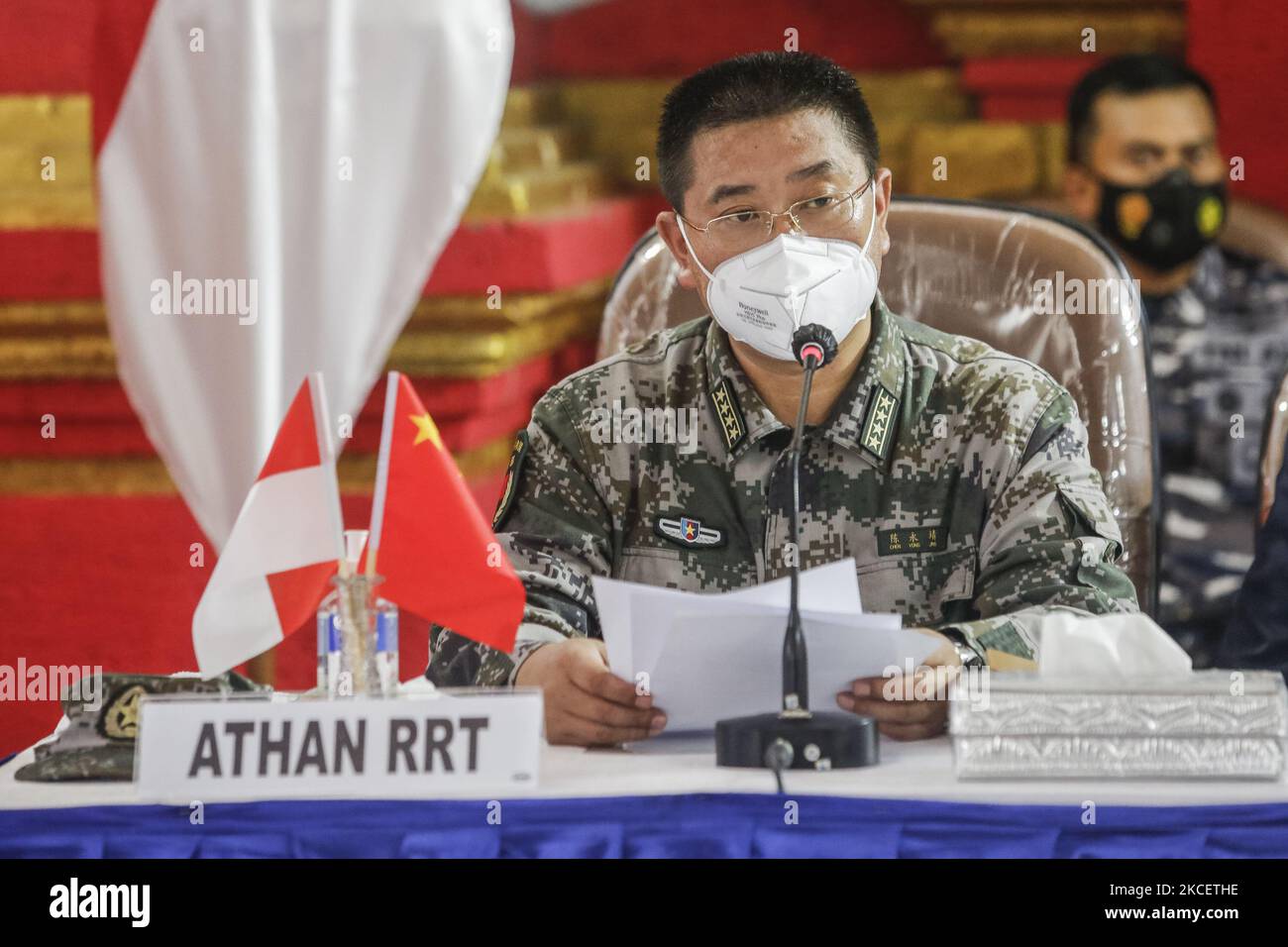 Oberst Chen Yongjing, ein chinesischer Militärangehörter, spricht über die gemeinsame Bergung des versunkenen U-Bootes der indonesischen Marine KRI Nanggala 402 während der Pressekonferenz am 18 2021. Mai auf dem indonesischen Marinestützpunkt in Denpasar, Bali, Indonesien. Indonesier setzt die Bergung mit Hilfe der chinesischen Marine fort, um die Opfer und die Hauptteile des versunkenen U-Bootes KRI Nanggala 402 der indonesischen Marine zu evakuieren. Das U-Boot, das in 839 Meter unter dem Meeresspiegel gefunden wurde, ist in drei großen Teilen verstreut, aber die Hauptkammer und die 53 Opfer sind immer noch auf der Suche. Ein militärisches U-Boot meldete vermisst Stockfoto