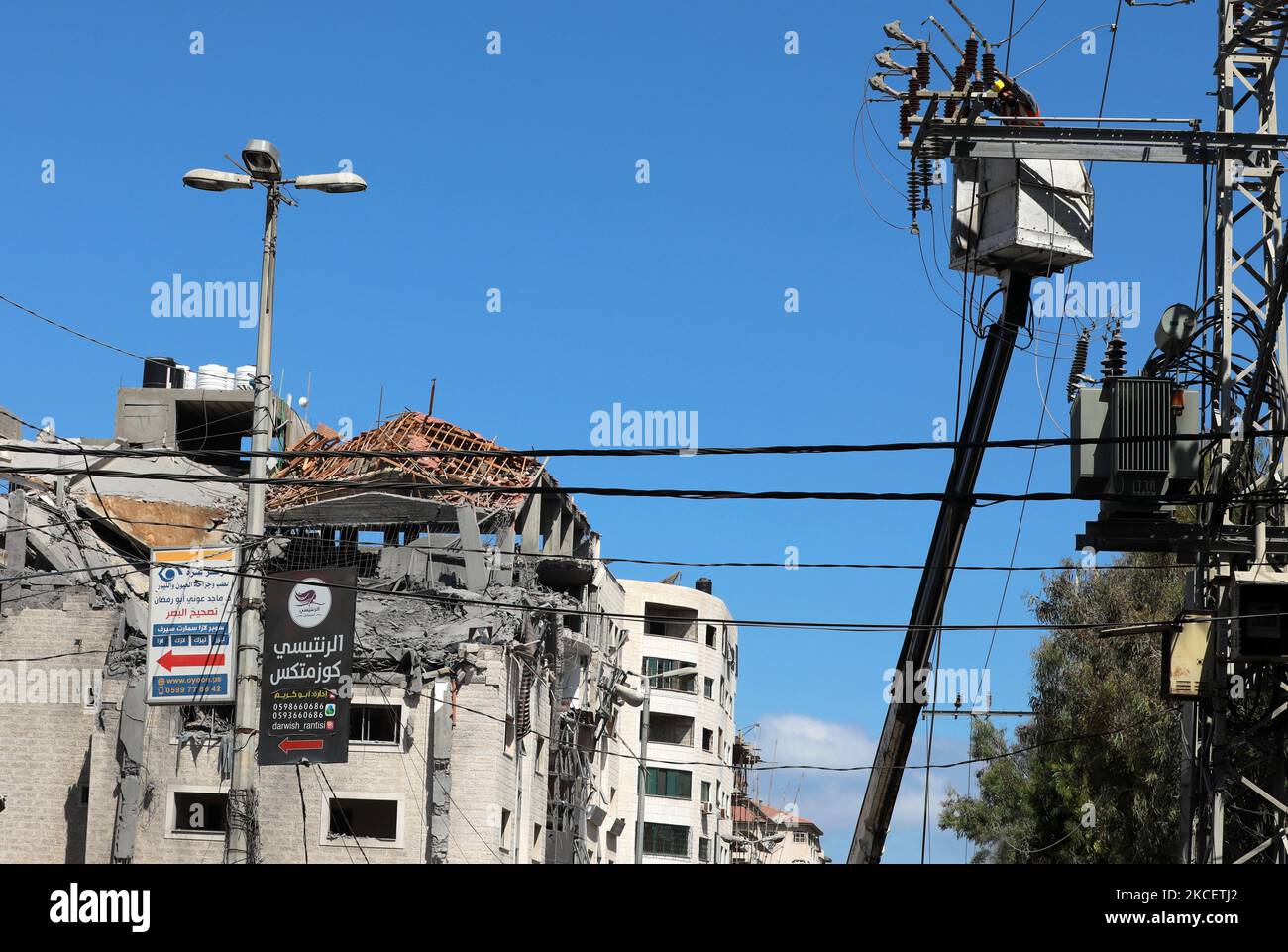 Palästinensische Arbeiter säubern die Trümmer und versuchen, die bei den israelischen Luftangriffen in Gaza-Stadt am 18. Mai 2021 beschädigten Infrastrukturen zu reparieren. (Foto von Majdi Fathi/NurPhoto) Stockfoto
