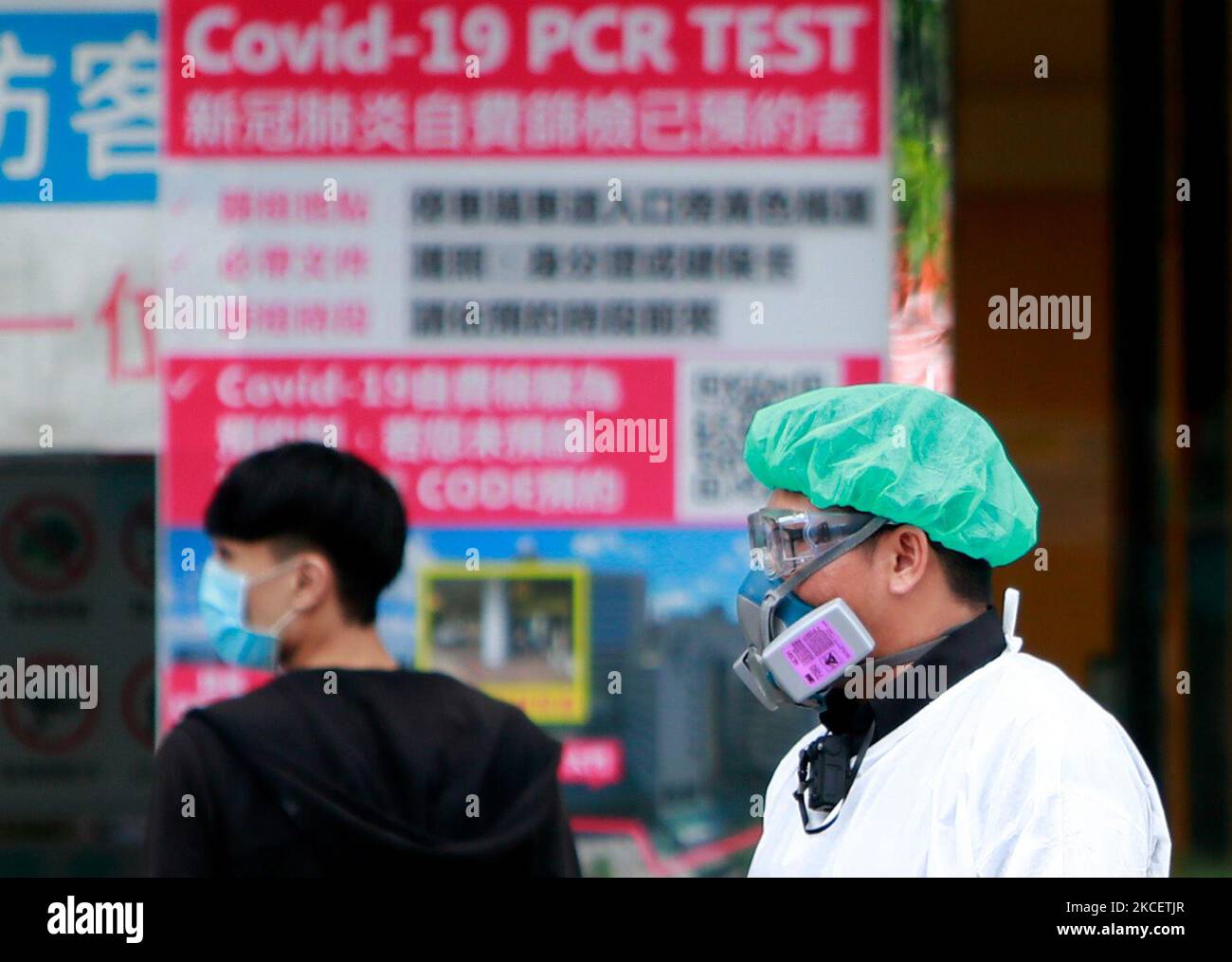 Ein medizinisches Personal, das eine persönliche Schutzausrüstung am Far Eastern Hospital trägt, testet Patienten, die nach einem sich verschlechternden lokalen Ausbruch von COVID-19 in Taipei, Taiwan, am 18. Mai 2021 einen Covid-PCR-Test erhalten. Taipei und New Taipei haben strengere Beschränkungen auferlegt, einschließlich des Verbots von Versammlungen und der Schließung nicht wichtiger Unternehmen, um die Ausbreitung der Übertragung von Gemeinschaftsunternehmen einzudämmen. (Foto von Ceng Shou Yi/NurPhoto) Stockfoto