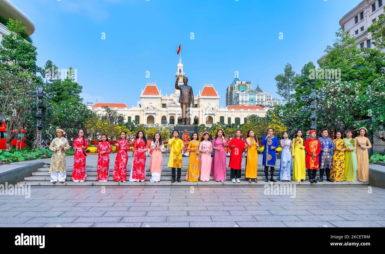 Sänger singen auf einer Freiluftbühne in der Flower Street, um das Mondjahr zu feiern. Dies ist ein jährliches traditionelles Festival in Ho Chi Minh City, Vietnam Stockfoto