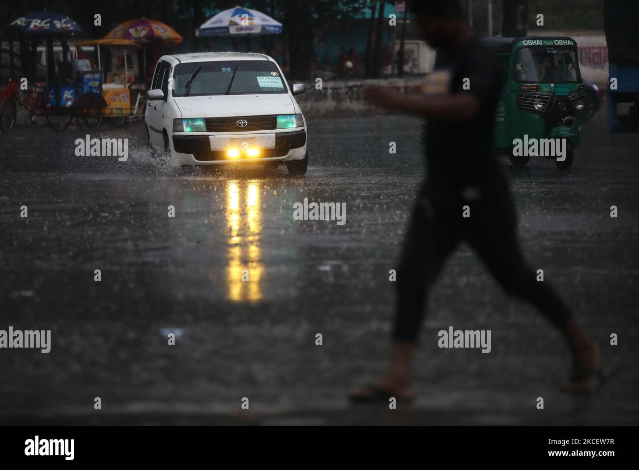 Die Menschen bewegen sich am 18. Mai 2021 bei Niederschlägen in Dhaka, Bangladesch. (Foto von Syed Mahamudur Rahman/NurPhoto) Stockfoto