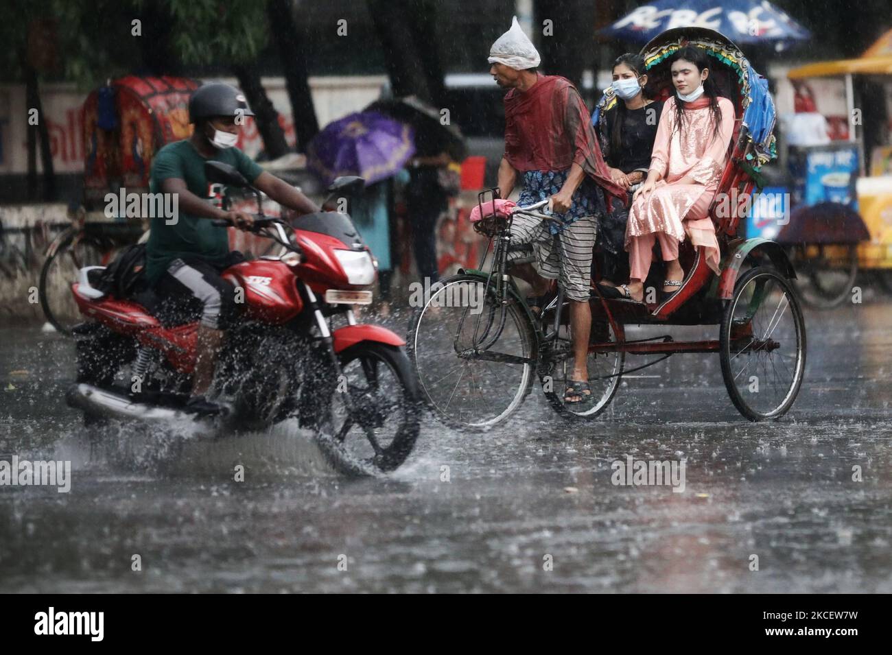 Die Menschen bewegen sich am 18. Mai 2021 bei Niederschlägen in Dhaka, Bangladesch. (Foto von Syed Mahamudur Rahman/NurPhoto) Stockfoto