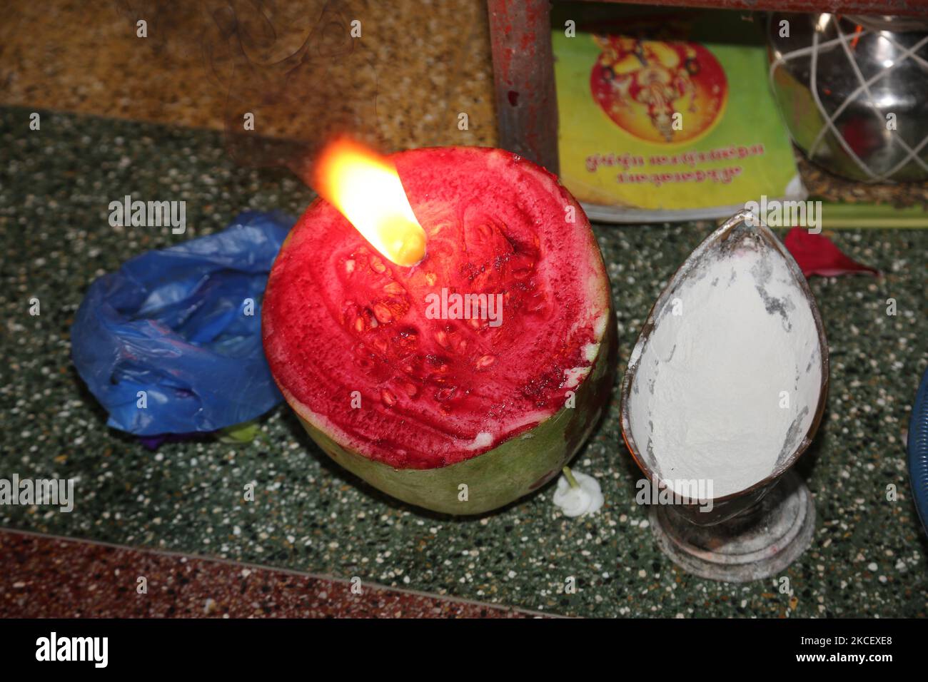 Gebetsgegenstände, die während besonderer Gebete für das 108 abhishekam pooja gesehen werden, das Lord Vinayagar (Lord Ganesh) am Arasadi Vinayagar Tempel (Arasadi Sithi Vinayagar Kovil) in Jaffna, Sri Lanka ehrt. (Foto von Creative Touch Imaging Ltd./NurPhoto) Stockfoto