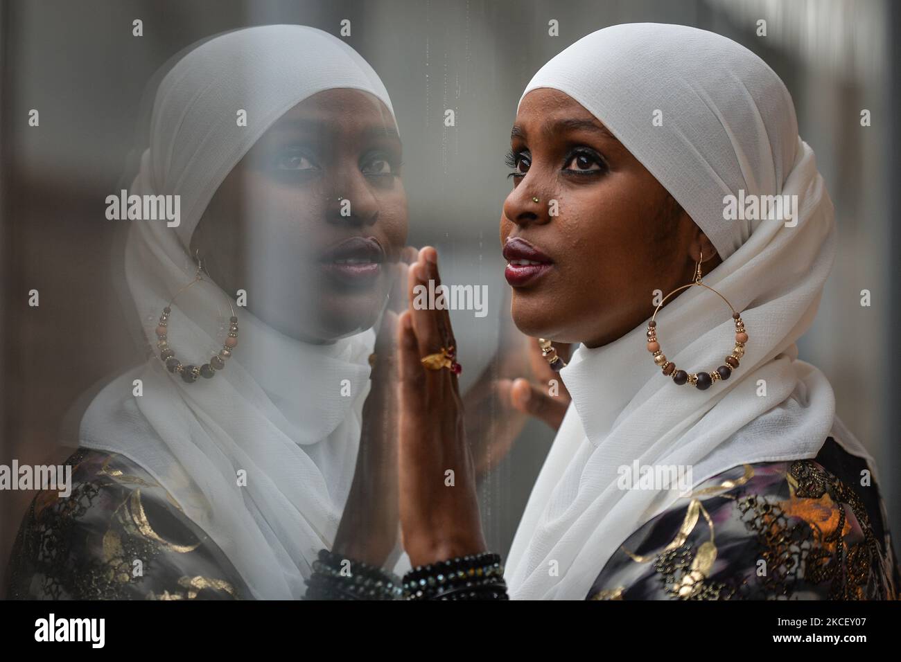 Ifrah Ahmed, eine somalisch-irische Sozialaktivistin, posiert für Bilder im EPIC des Irish Emigration Museum im Stadtzentrum von Dublin. Geboren in einem Flüchtlingslager im vom Krieg zerrissenen Somalia, wurde Ifrah als Teenager nach Irland verschleppt. Als sie ihre traumatischen Kindheitserfahrungen mit weiblicher Genitalverstümmelung (FGM/C) bei der Beantragung des Flüchtlingsstatus erzählte, war sie erneut traumatisiert und beschloss, ihr Leben der Ausrottung der Praxis zu widmen. Ifrah entwickelte sich zu einer der weltweit führenden internationalen Aktivistinnen gegen geschlechtsspezifische Gewalt, nachdem sie ihre Kampagne bis zum Präsidenten O geführt hatte Stockfoto