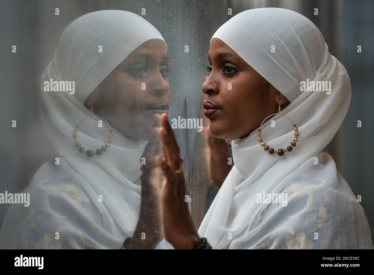 Ifrah Ahmed, eine somalisch-irische Sozialaktivistin, posiert für Bilder im EPIC des Irish Emigration Museum im Stadtzentrum von Dublin. Geboren in einem Flüchtlingslager im vom Krieg zerrissenen Somalia, wurde Ifrah als Teenager nach Irland verschleppt. Als sie ihre traumatischen Kindheitserfahrungen mit weiblicher Genitalverstümmelung (FGM/C) bei der Beantragung des Flüchtlingsstatus erzählte, war sie erneut traumatisiert und beschloss, ihr Leben der Ausrottung der Praxis zu widmen. Ifrah entwickelte sich zu einer der weltweit führenden internationalen Aktivistinnen gegen geschlechtsspezifische Gewalt, nachdem sie ihre Kampagne bis zum Präsidenten O geführt hatte Stockfoto