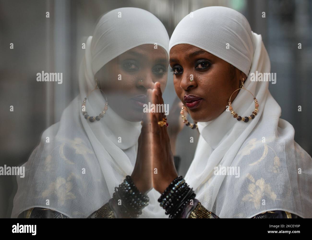 Ifrah Ahmed, eine somalisch-irische Sozialaktivistin, posiert für Bilder im EPIC des Irish Emigration Museum im Stadtzentrum von Dublin. Geboren in einem Flüchtlingslager im vom Krieg zerrissenen Somalia, wurde Ifrah als Teenager nach Irland verschleppt. Als sie ihre traumatischen Kindheitserfahrungen mit weiblicher Genitalverstümmelung (FGM/C) bei der Beantragung des Flüchtlingsstatus erzählte, war sie erneut traumatisiert und beschloss, ihr Leben der Ausrottung der Praxis zu widmen. Ifrah entwickelte sich zu einer der weltweit führenden internationalen Aktivistinnen gegen geschlechtsspezifische Gewalt, nachdem sie ihre Kampagne bis zum Präsidenten O geführt hatte Stockfoto