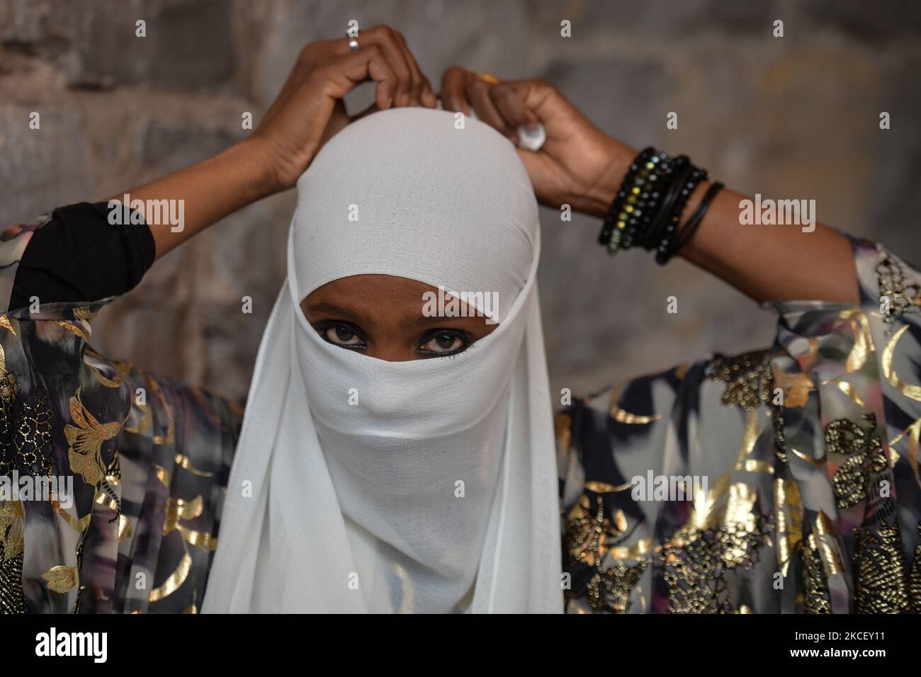 Ifrah Ahmed, eine somalisch-irische Sozialaktivistin, posiert für Bilder im EPIC des Irish Emigration Museum im Stadtzentrum von Dublin. Geboren in einem Flüchtlingslager im vom Krieg zerrissenen Somalia, wurde Ifrah als Teenager nach Irland verschleppt. Als sie ihre traumatischen Kindheitserfahrungen mit weiblicher Genitalverstümmelung (FGM/C) bei der Beantragung des Flüchtlingsstatus erzählte, war sie erneut traumatisiert und beschloss, ihr Leben der Ausrottung der Praxis zu widmen. Ifrah entwickelte sich zu einer der weltweit führenden internationalen Aktivistinnen gegen geschlechtsspezifische Gewalt, nachdem sie ihre Kampagne bis zum Präsidenten O geführt hatte Stockfoto