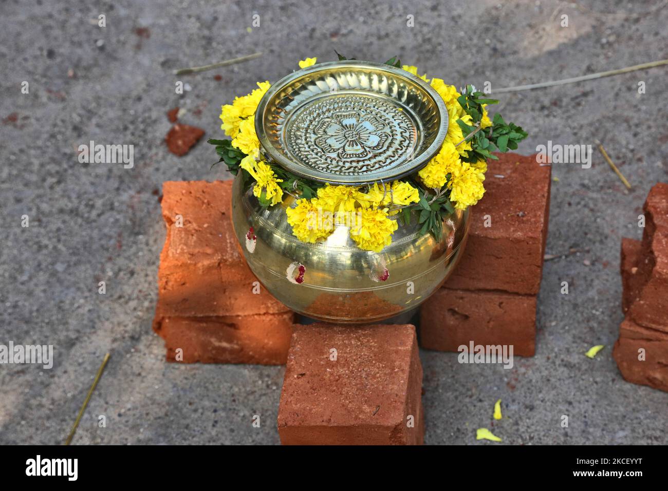 Dekorierter Pongala-Topf am letzten Tag des 10-tägigen Attukal Pongala Mahotsavam Festivals in der Stadt Thiruvananthapuram (Trivandrum), Kerala, Indien, am 19. Februar 2019. Das Attukal Pongala Mahotsavam Festival wird jedes Jahr von Millionen Hindu-Frauen gefeiert. Während dieses Festivals bereiten Frauen Pongala (Reis, der mit Jaggery, Ghee, Kokosnuss und anderen Zutaten gekocht wird) im Freien in kleinen Töpfen als Opfergabe an die Göttin Attukal Devi (im Volksmund bekannt als Attukal Amma) zu, die geglaubt wird, die Wünsche ihrer Anhänger zu erfüllen und Wohlstand zu schaffen. (Foto von Creative Touch Imaging Ltd./NurPho Stockfoto