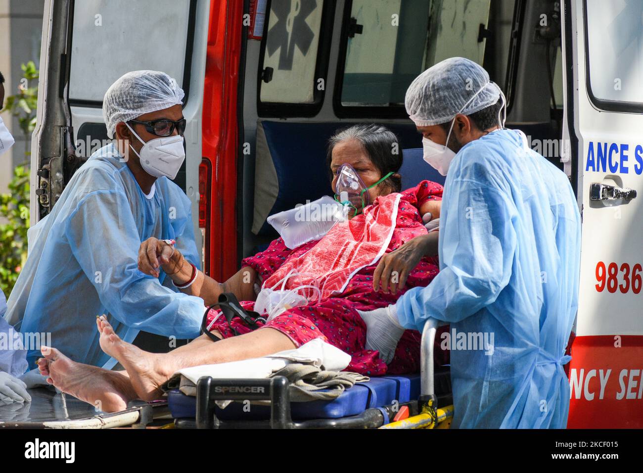 Ein [Patient, der positiv auf COVID-19 getestet wurde, wird am 20. Mai 2021 zu einer Intensivstation in einem Krankenhaus in Kalkutta, Indien, transportiert. (Foto von Debarchan Chatterjee/NurPhoto) Stockfoto
