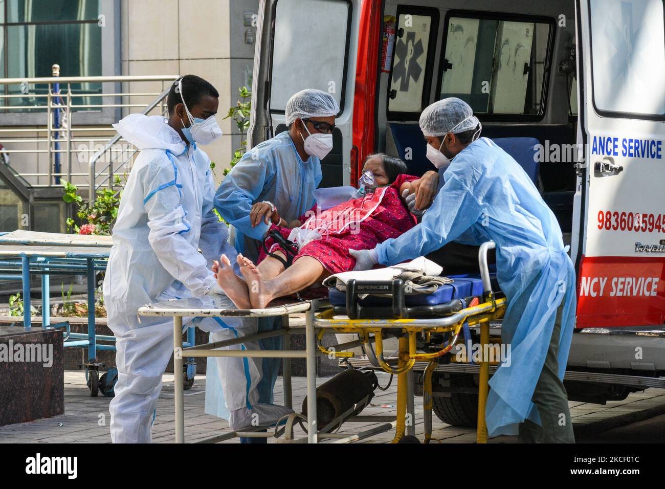 Ein [Patient, der positiv auf COVID-19 getestet wurde, wird am 20. Mai 2021 zu einer Intensivstation in einem Krankenhaus in Kalkutta, Indien, transportiert. (Foto von Debarchan Chatterjee/NurPhoto) Stockfoto