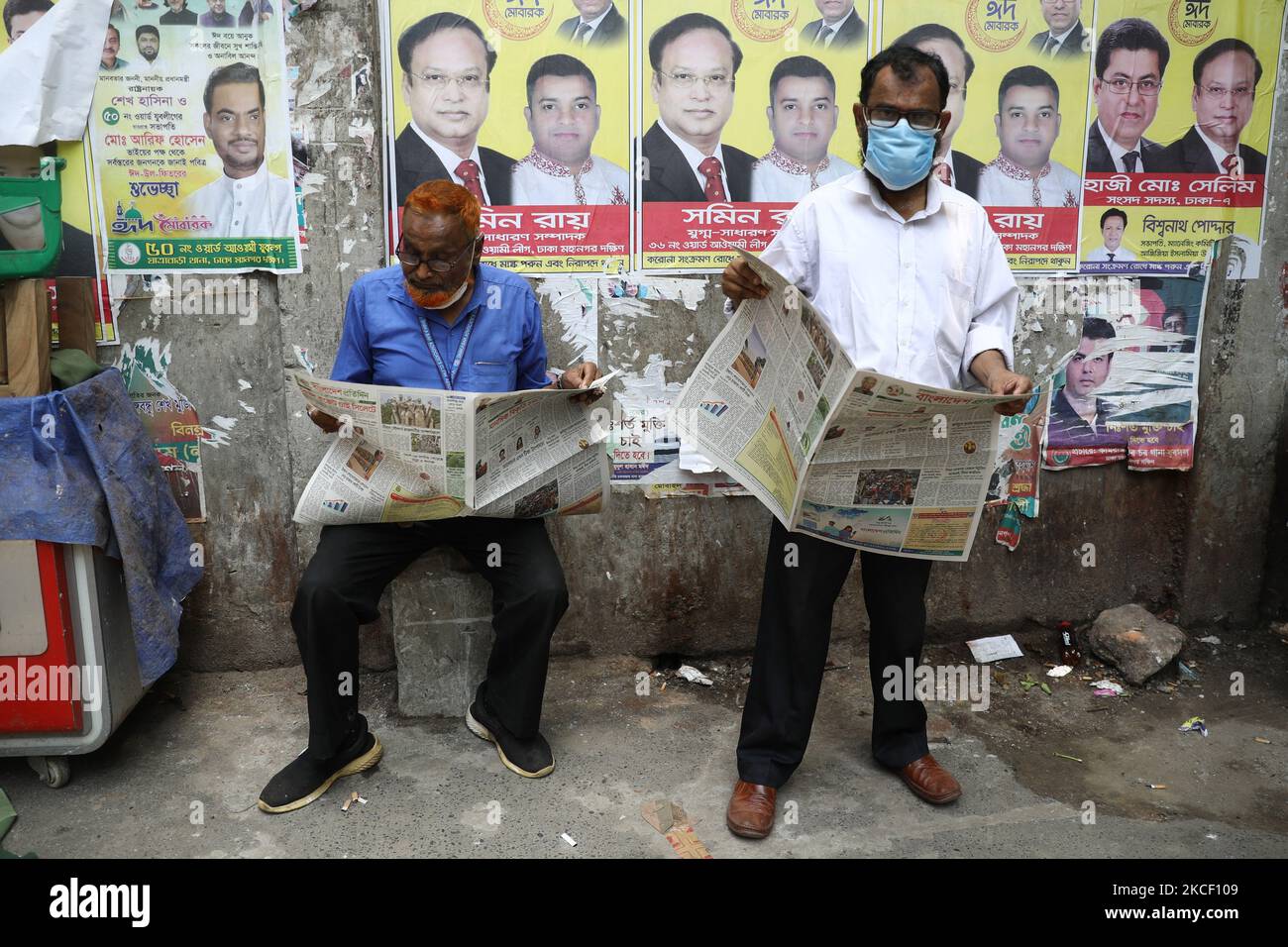 Ein Leser reagiert auf die Kamera, während er am 18. Mai 2021 eine Zeitung in Dhaka, Bangladesch, hält. (Foto von Syed Mahamudur Rahman/NurPhoto) Stockfoto