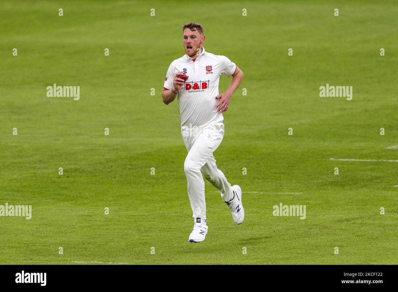 Essexâ €™s Jamie Porter läuft bis zu Schüssel während der LV= County Championship-Spiel zwischen Essex und Warwickshire County Cricket Club im Cloudfm County Ground, Chelmsford am Donnerstag, den 20.. Mai 2021. (Foto von Ian Randall/MI News/NurPhoto) Stockfoto