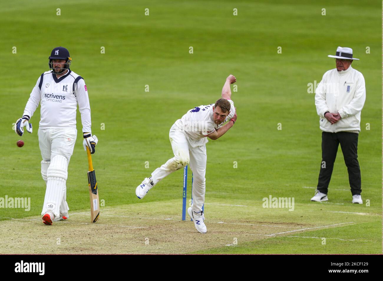 Essex Jamie Porter bowls während des LV= County Championship-Spiels zwischen Essex und Warwickshire County Cricket Club am 20.. Mai 2021 im Cloudfm County Ground, Chelmsford. (Foto von Ian Randall/MI News/NurPhoto) Stockfoto