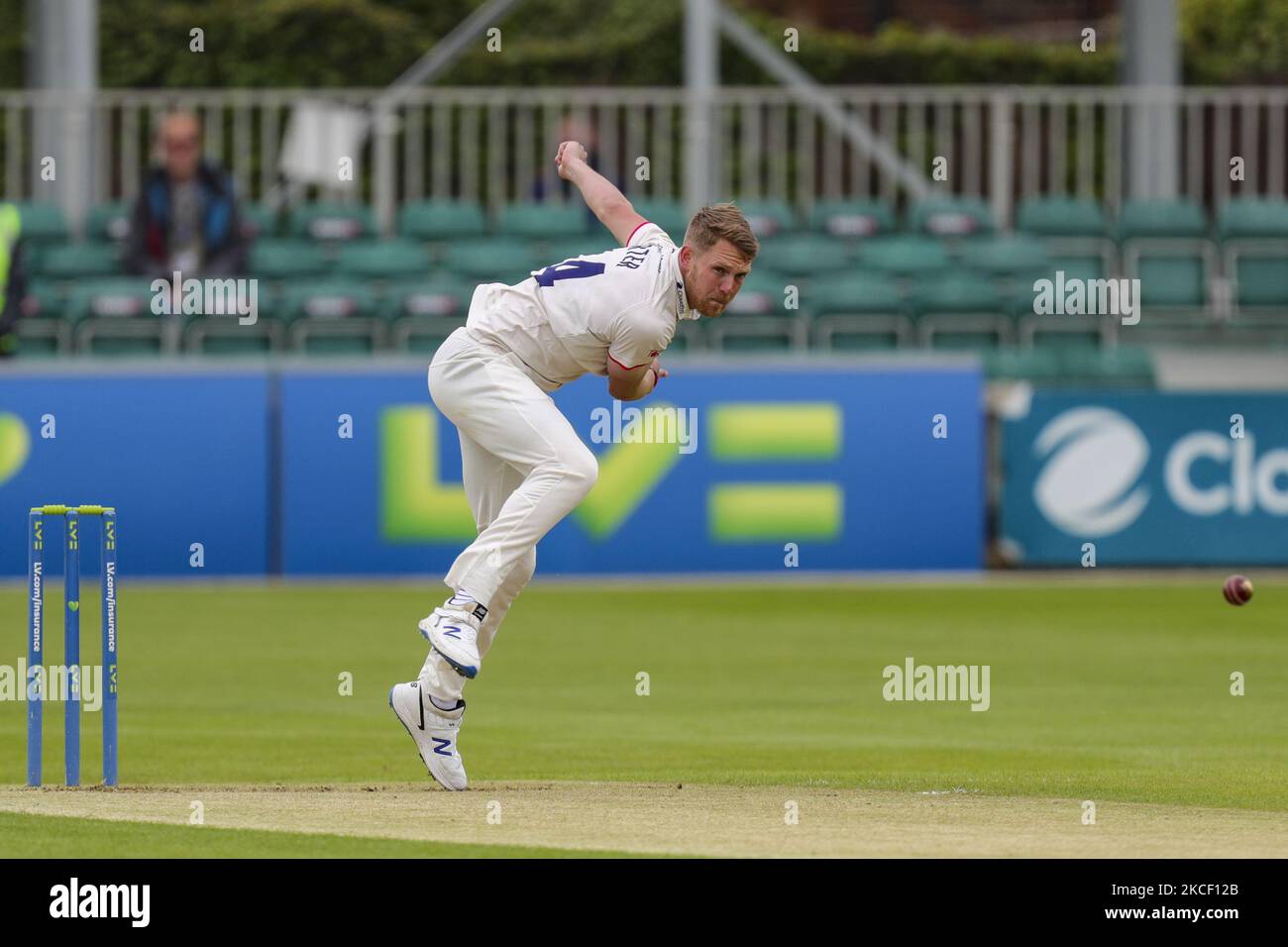 Essexâ €™s James Porter öffnet die Bowling während der LV= County Championship Spiel zwischen Essex und Warwickshire County Cricket Club in der Cloudfm County Ground, Chelmsford am Donnerstag, den 20.. Mai 2021. (Foto von Ian Randall/MI News/NurPhoto) Stockfoto