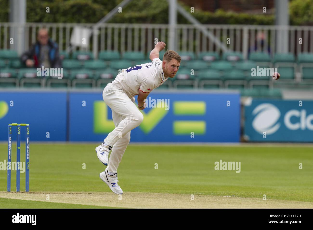 Essexâ €™s James Porter öffnet die Bowling während der LV= County Championship Spiel zwischen Essex und Warwickshire County Cricket Club in der Cloudfm County Ground, Chelmsford am Donnerstag, den 20.. Mai 2021. (Foto von Ian Randall/MI News/NurPhoto) Stockfoto