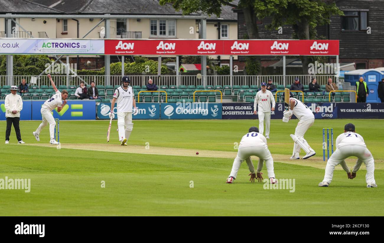 Essexâ €™s James Porter Schüsseln während der LV= County Championship-Spiel zwischen Essex und Warwickshire County Cricket Club im Cloudfm County Ground, Chelmsford am Donnerstag, 20.. Mai 2021. (Foto von Ian Randall/MI News/NurPhoto) Stockfoto