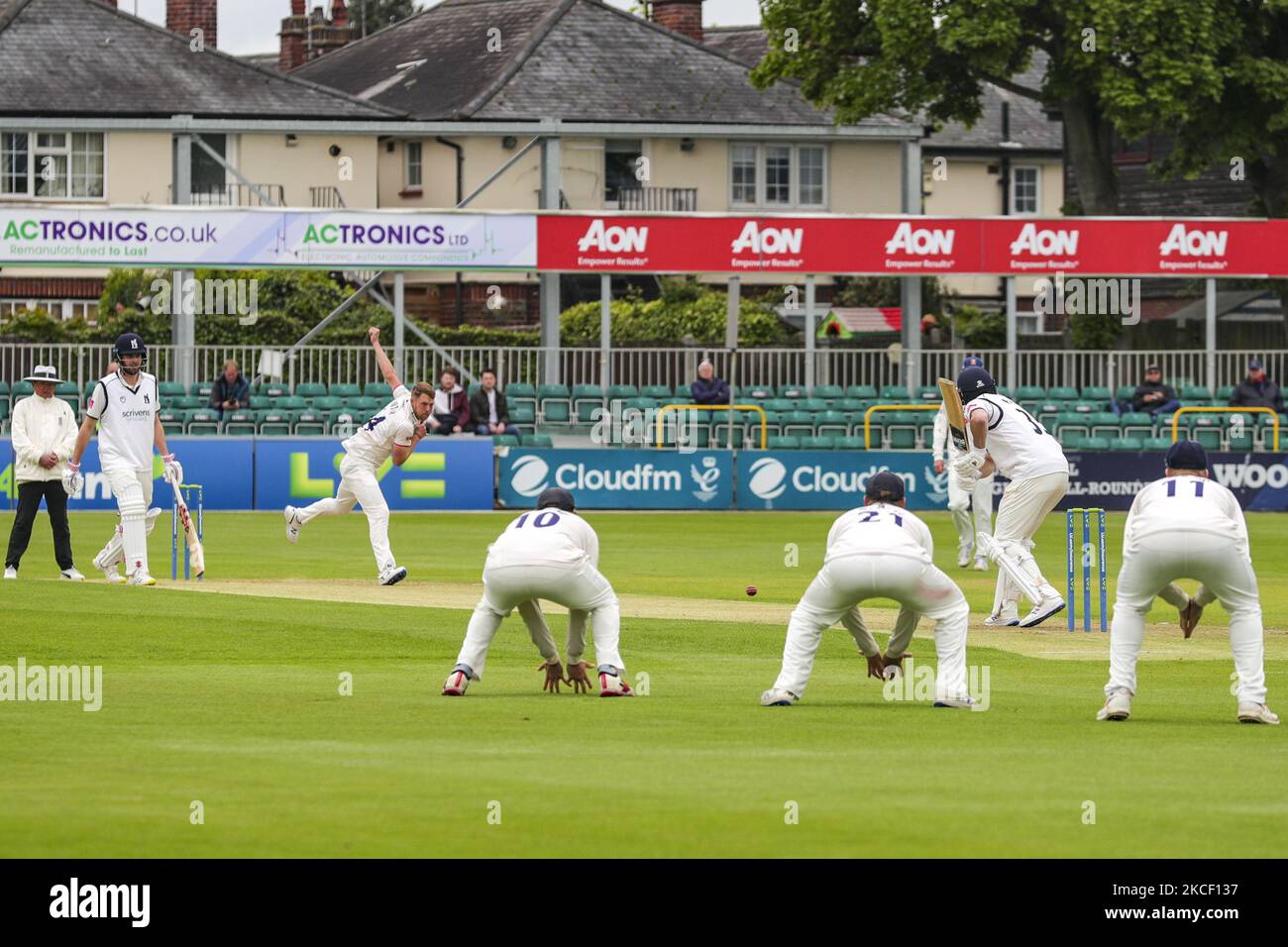 Essexâ €™s James Porter Schüsseln nach Rhodos während der LV= County Championship-Spiel zwischen Essex und Warwickshire County Cricket Club im Cloudfm County Ground, Chelmsford am Donnerstag, den 20.. Mai 2021. (Foto von Ian Randall/MI News/NurPhoto) Stockfoto