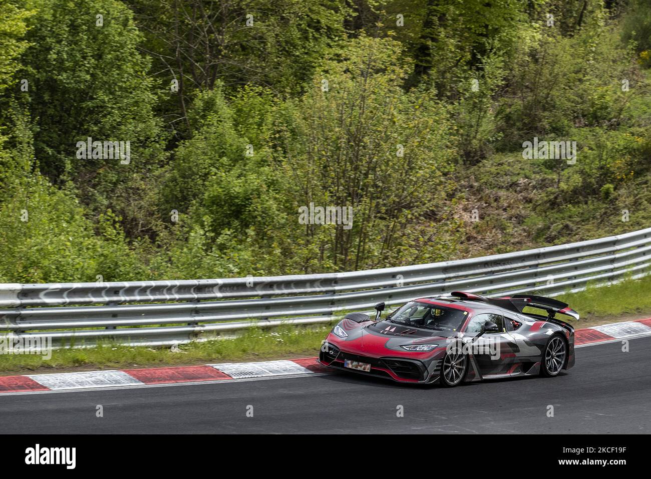 (ANMERKUNG DER REDAKTION: Die Fahrzeugplatte ist diffummiert, um die Privatsphäre des Fahrers zu wahren.) Mercedes-AMG Project ONE entdeckt auf der Nordschleife - Nürburgring, in Nurburg, 19. Mai 2021. (Foto von Xavier Bonilla/NurPhoto) Stockfoto