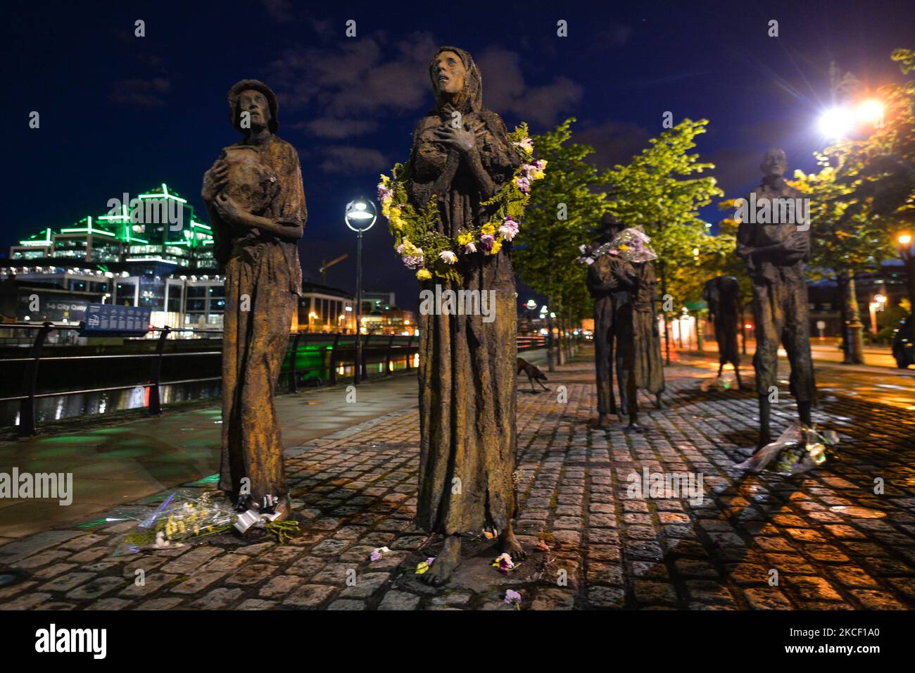 Das Hungersnot Memorial in Dublin, zur Erinnerung an die große Hungersnot, bei der die Bevölkerung des Landes durch Tod und Emigration halbiert wurde. Das Denkmal wurde am Mittwoch, dem 19. Mai, als Teil des neuen Parallel Peace Project von Herstory in Dublin gesehen, das am Welttag für kulturelle Vielfalt für Dialog und Entwicklung gestartet wurde. Syrische, somalische, kenianische und libysche Aktivisten nahmen an einem Projekt in Dublin Teil, das die Geschichte von Frauen und Mädchen auf der irischen Insel erzählt, deren Leben von Kriegen und sozialen Konflikten heimgesucht wurde. Am Donnerstag, den 20. Mai 2021, in Dublin, Irland. (Foto von Artur Widak/NurPhoto) Stockfoto