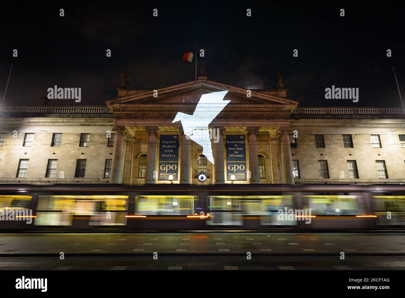 Ein Taubenalter wurde auf der Fassade des GPO in Dublin projiziert, als Teil des neuen Parallel Peace Project von Herstory in Dublin, das am Welttag für kulturelle Vielfalt für Dialog und Entwicklung ins Leben gerufen wurde. Syrische, somalische, kenianische und libysche Aktivisten nahmen an einem Projekt in Dublin Teil, das die Geschichte von Frauen und Mädchen auf der irischen Insel erzählt, deren Leben von Kriegen und sozialen Konflikten heimgesucht wurde. Am Donnerstag, den 20. Mai 2021, in Dublin, Irland. (Foto von Artur Widak/NurPhoto) Stockfoto